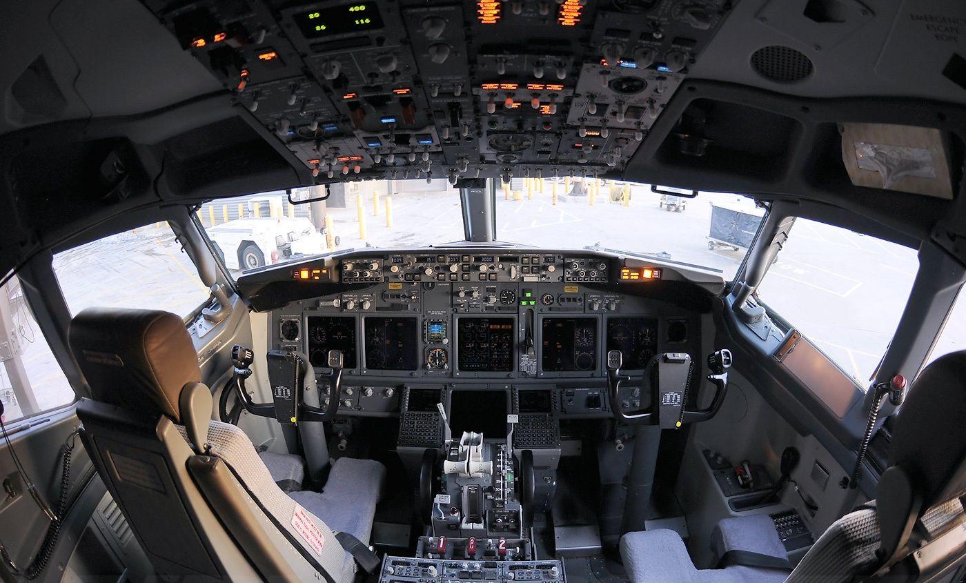 Cockpit Of Boeing 737 900 Aircraft Wallpaper 3311
