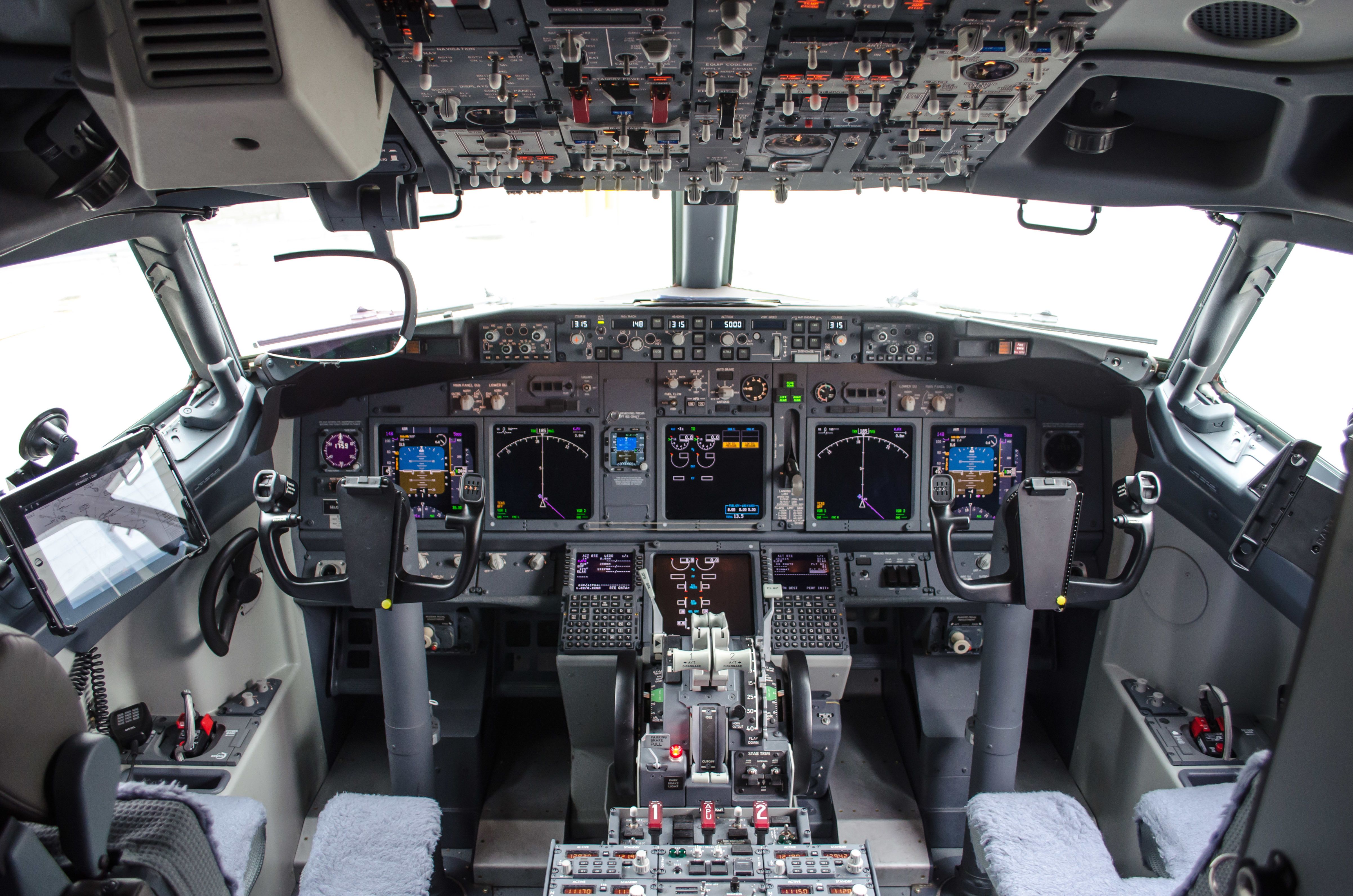 Green Boeing 737 cockpit. Flight Community