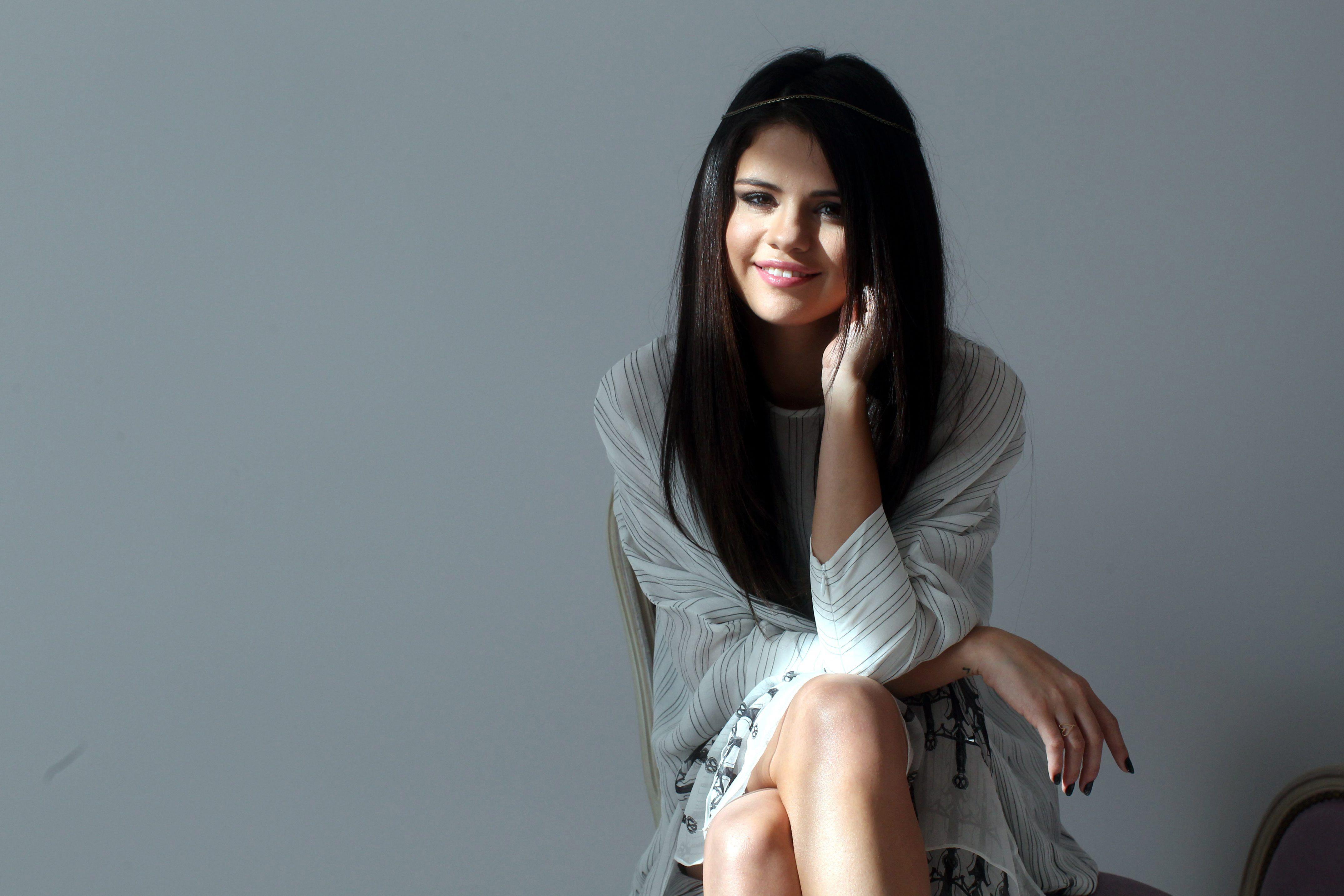 Selena Gomez HD Wallpaper and Background Image