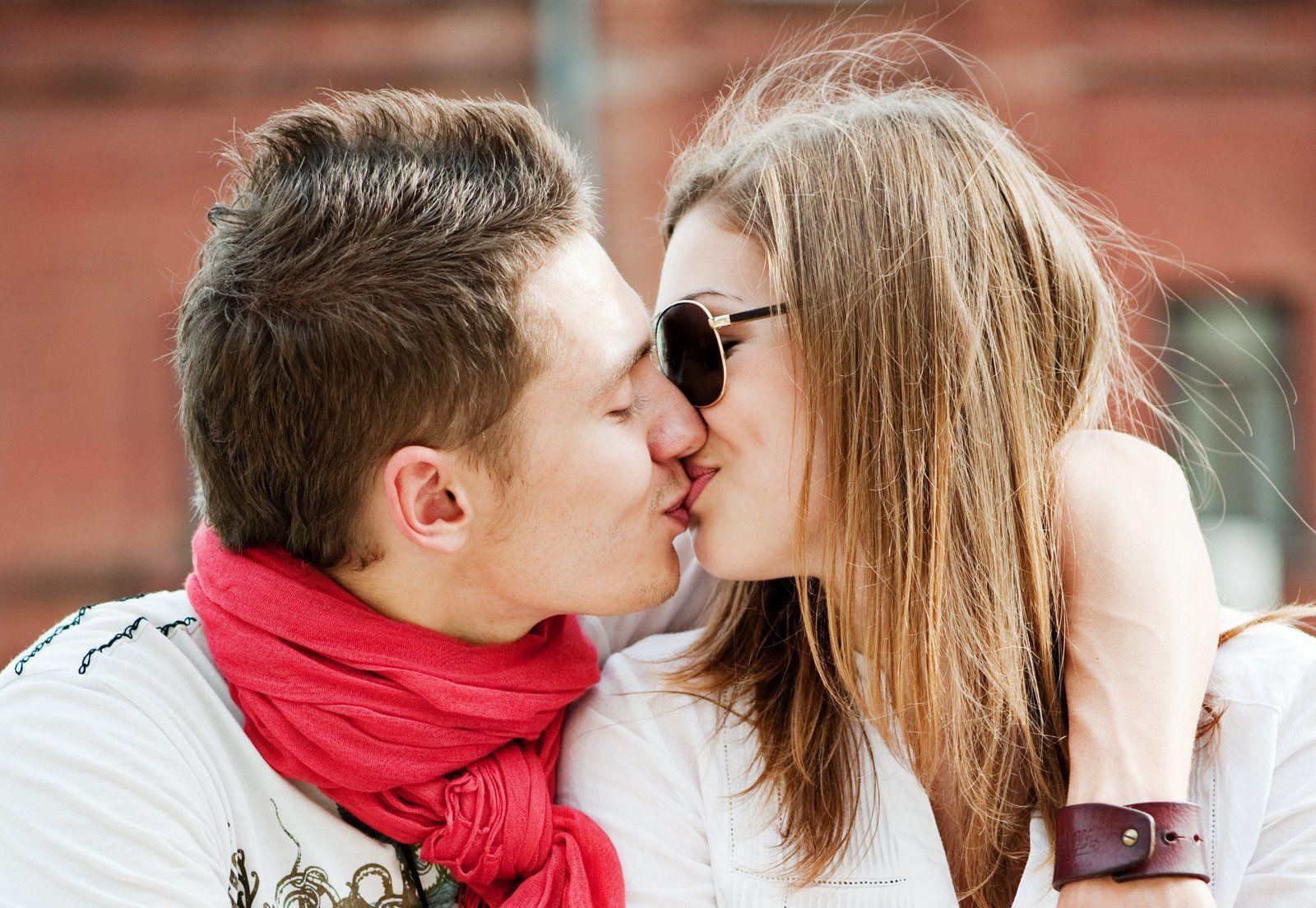 Фото с девушкой поцелуй