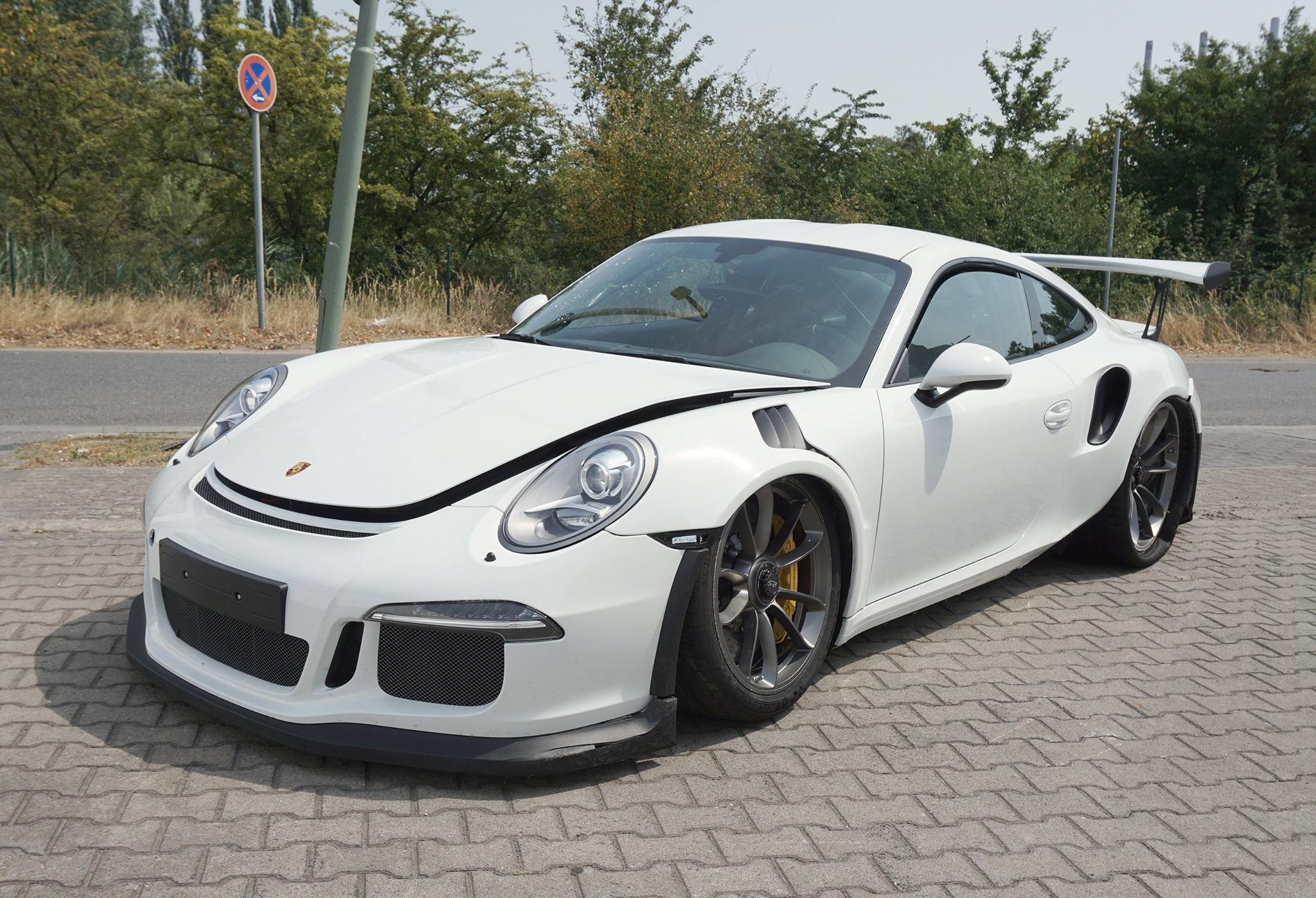 Porsche 911 GT3 RS Crashes in Germany