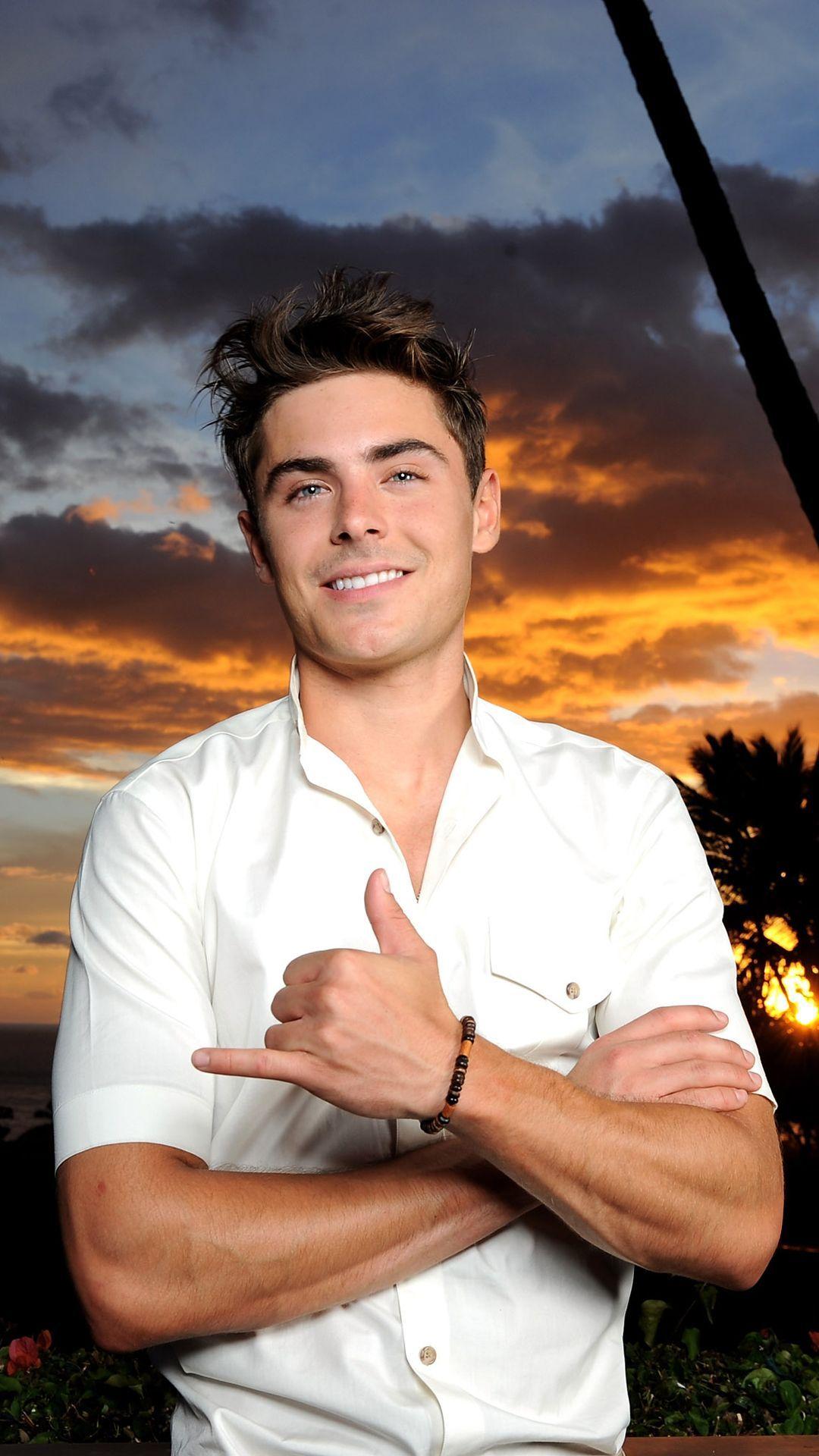 Zac Efron smile. All things Zac. Zac efron, Zac efron picture