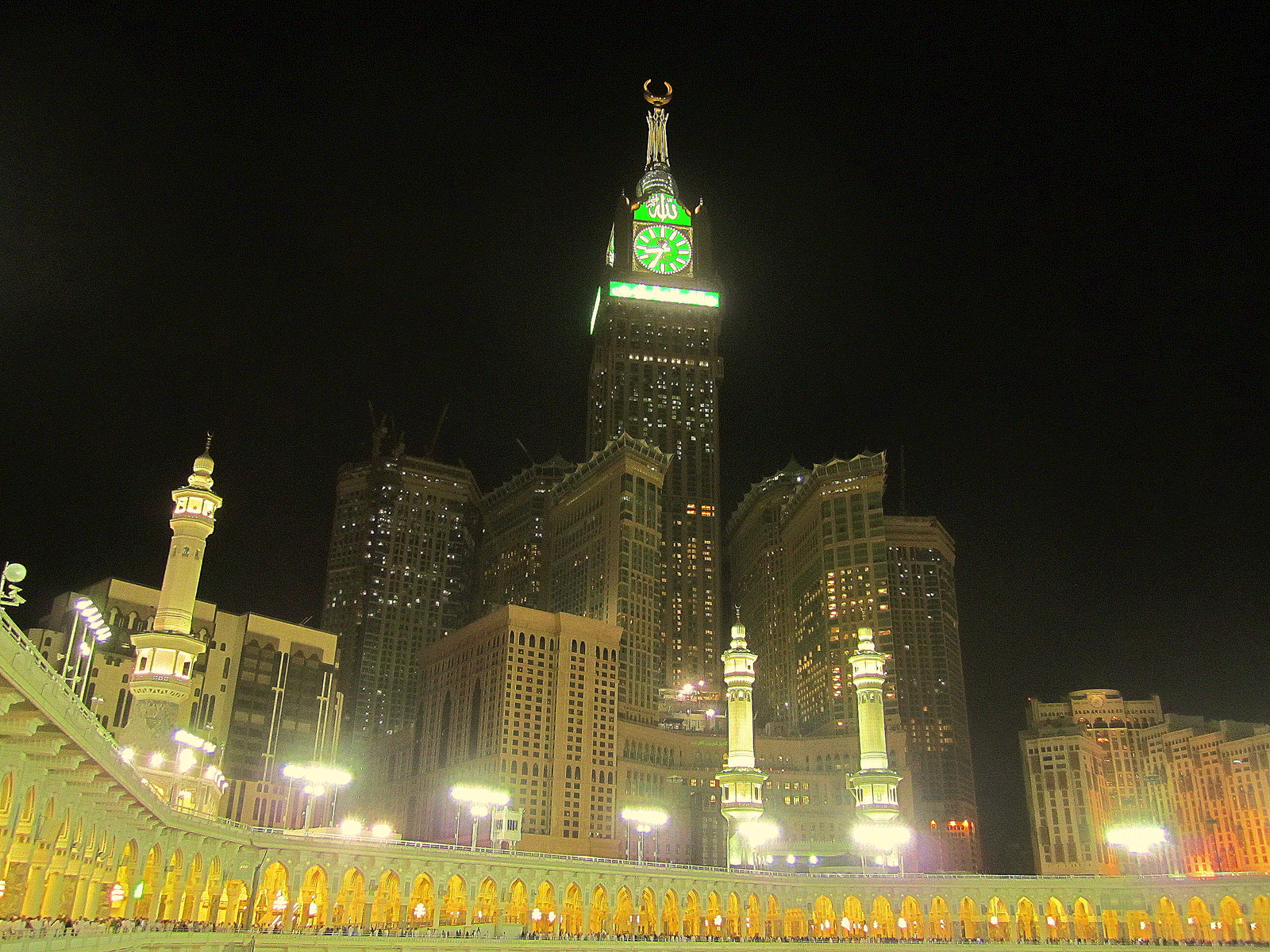 Часы в саудовской аравии. Часовая башня Абрадж Аль-Бейт. Королевская часовая башня в Мекке. Абрадж Аль-Бейт (часовая Королевская башня). Часовой башне Абрадж Аль-Бейт в Мекке.