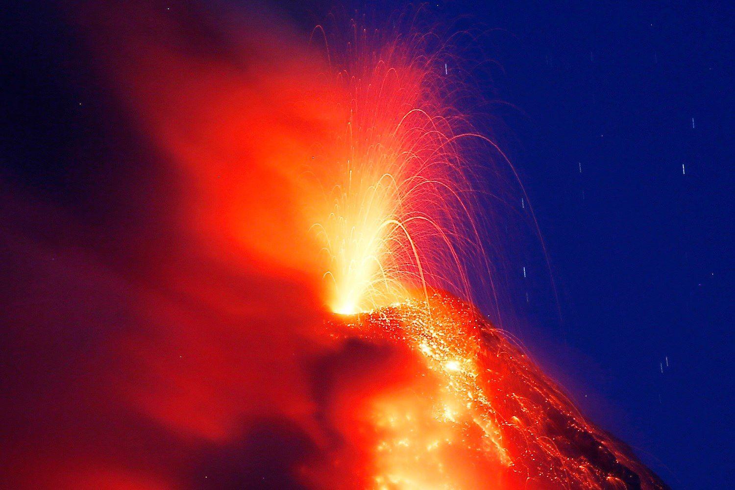 Philippine volcano spews lava fountains, 000 people flee