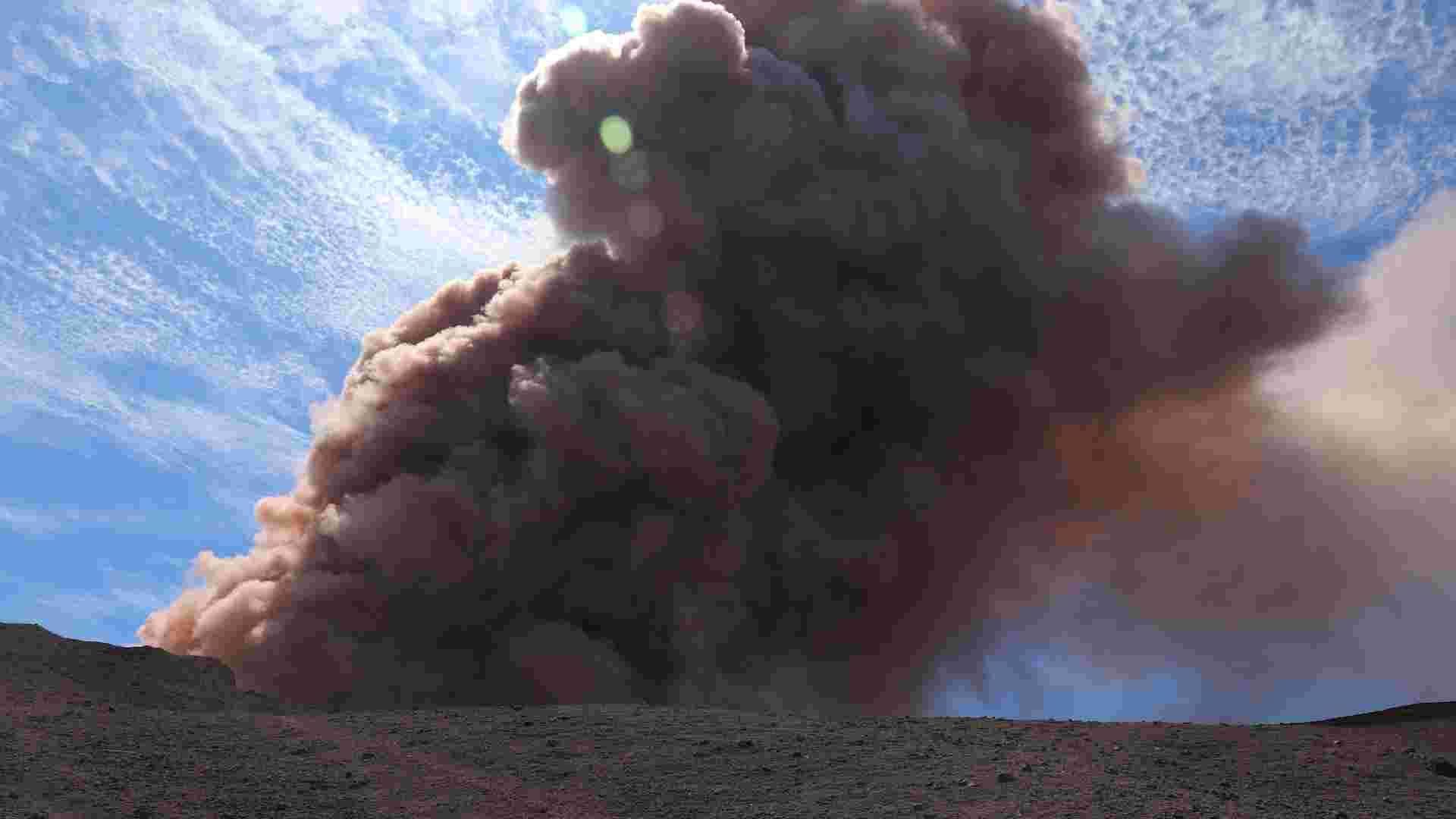 Hawaii's Kilauea volcano: Earthquakes hit island as lava damages homes