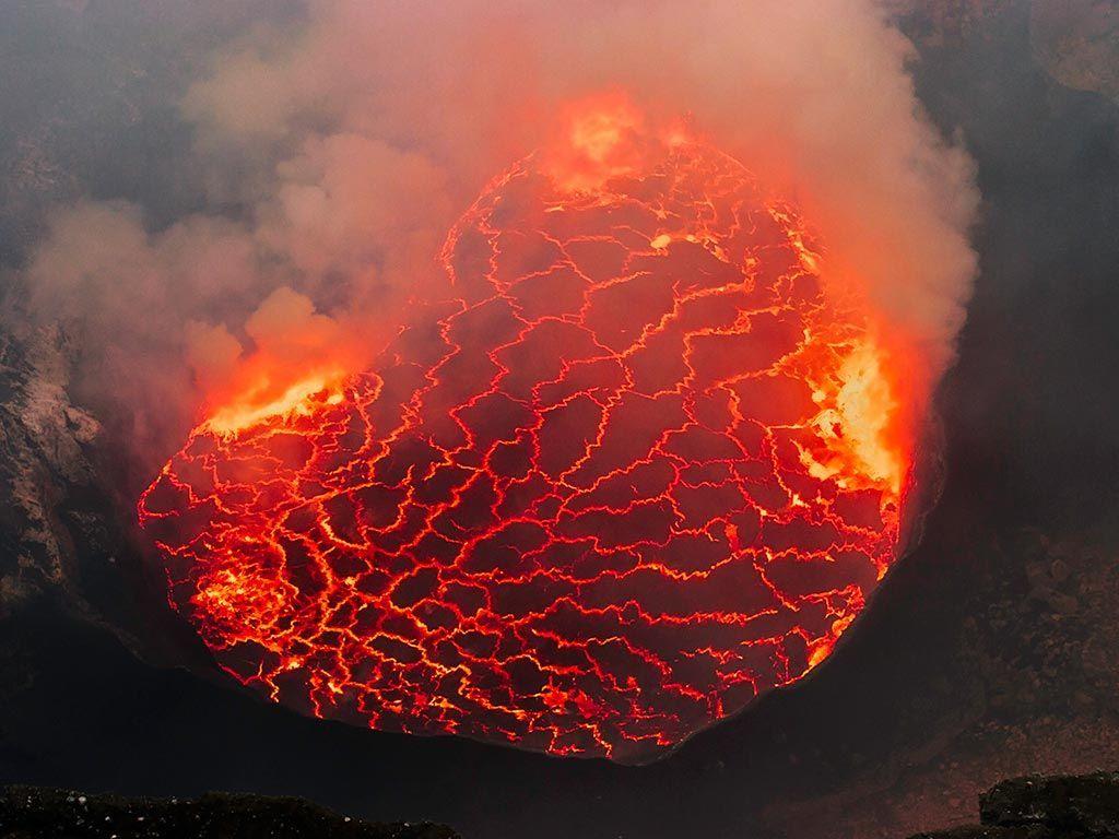 8d lava lake and mountain gorillas / VolcanoDiscovery