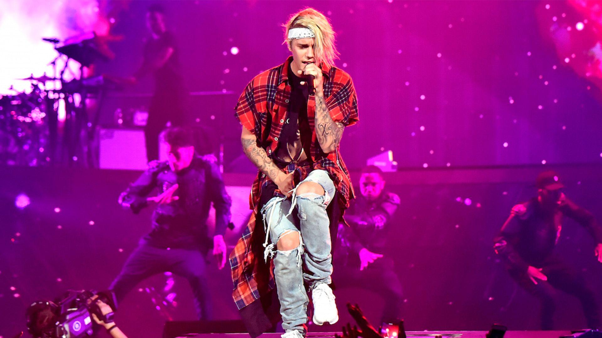 Justin Bieber shares Christian message with fans at concert: 'Mark