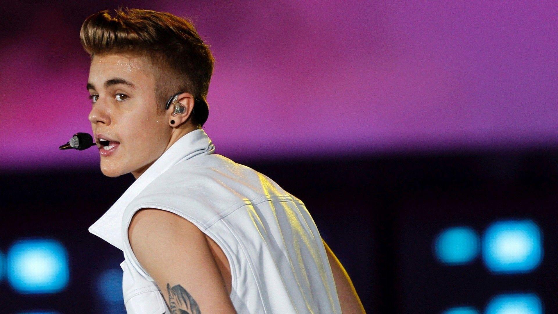 Justin Bieber in Perofrmance with White Clothes Wallpaper