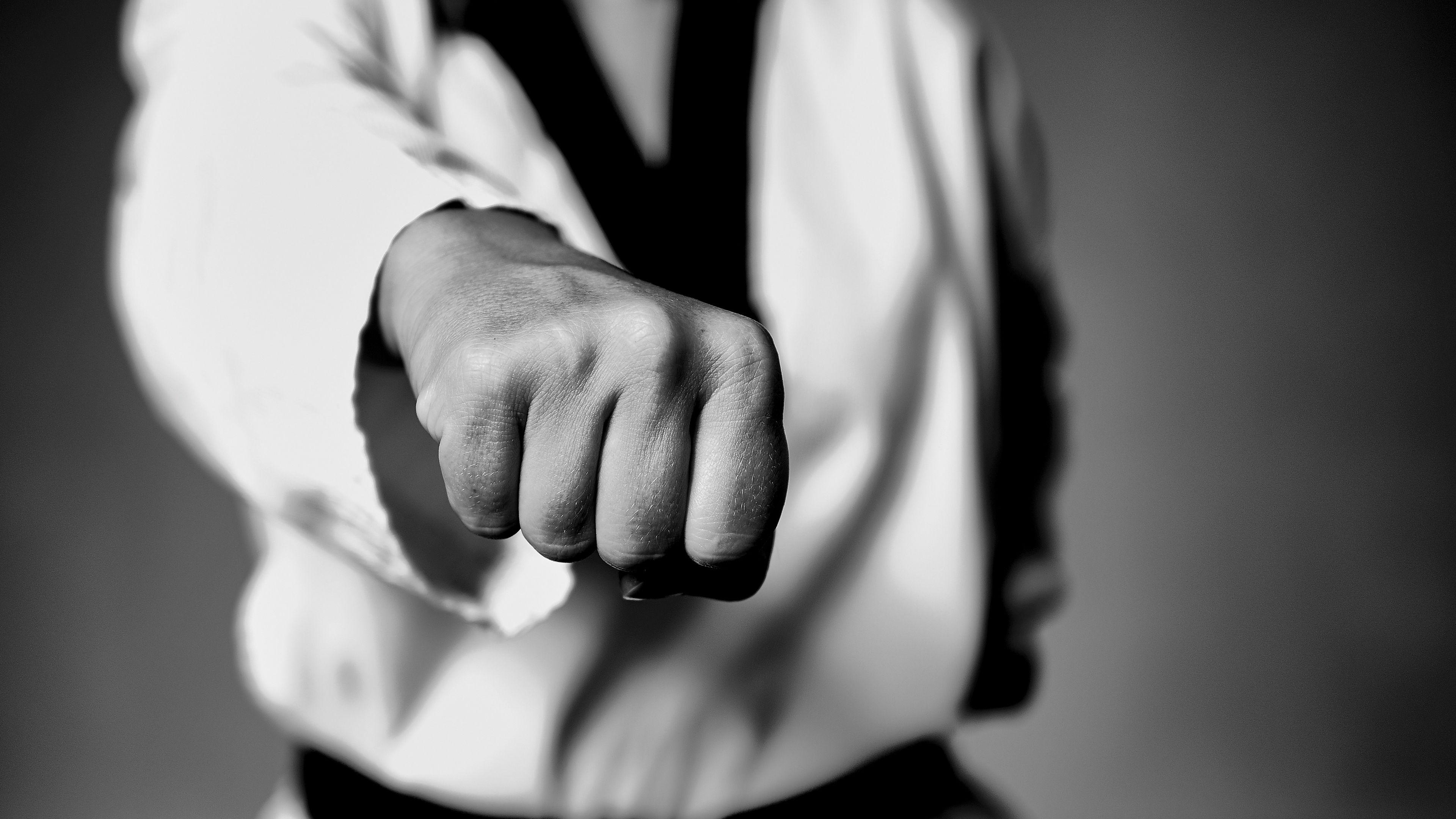 Download wallpaper 3840x2160 taekwondo, fight, fighter, fist, bw 4k