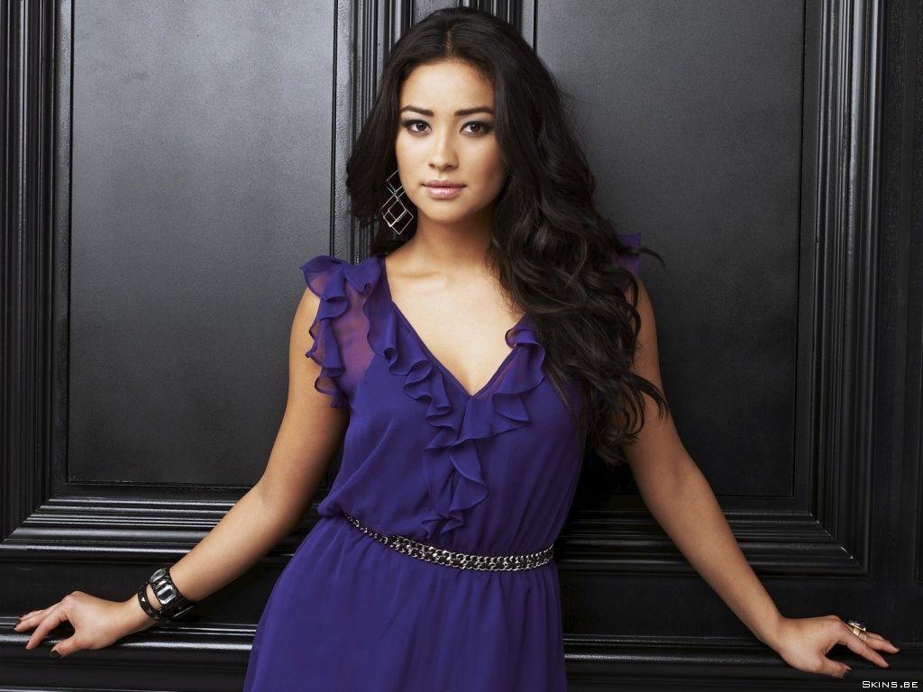 Download Shay Mitchell Wallpaper 1024x768