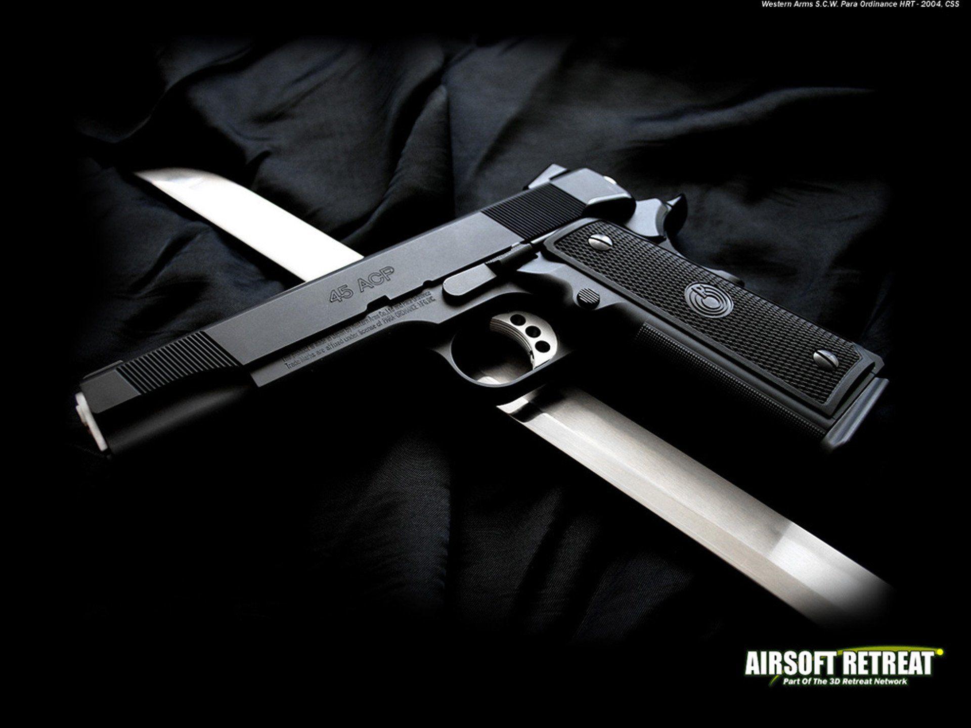 Живи кради. Элитная Beretta m9. Нож Кольт 1911. Оружие на черном фоне. Обои на рабочий стол оружие.