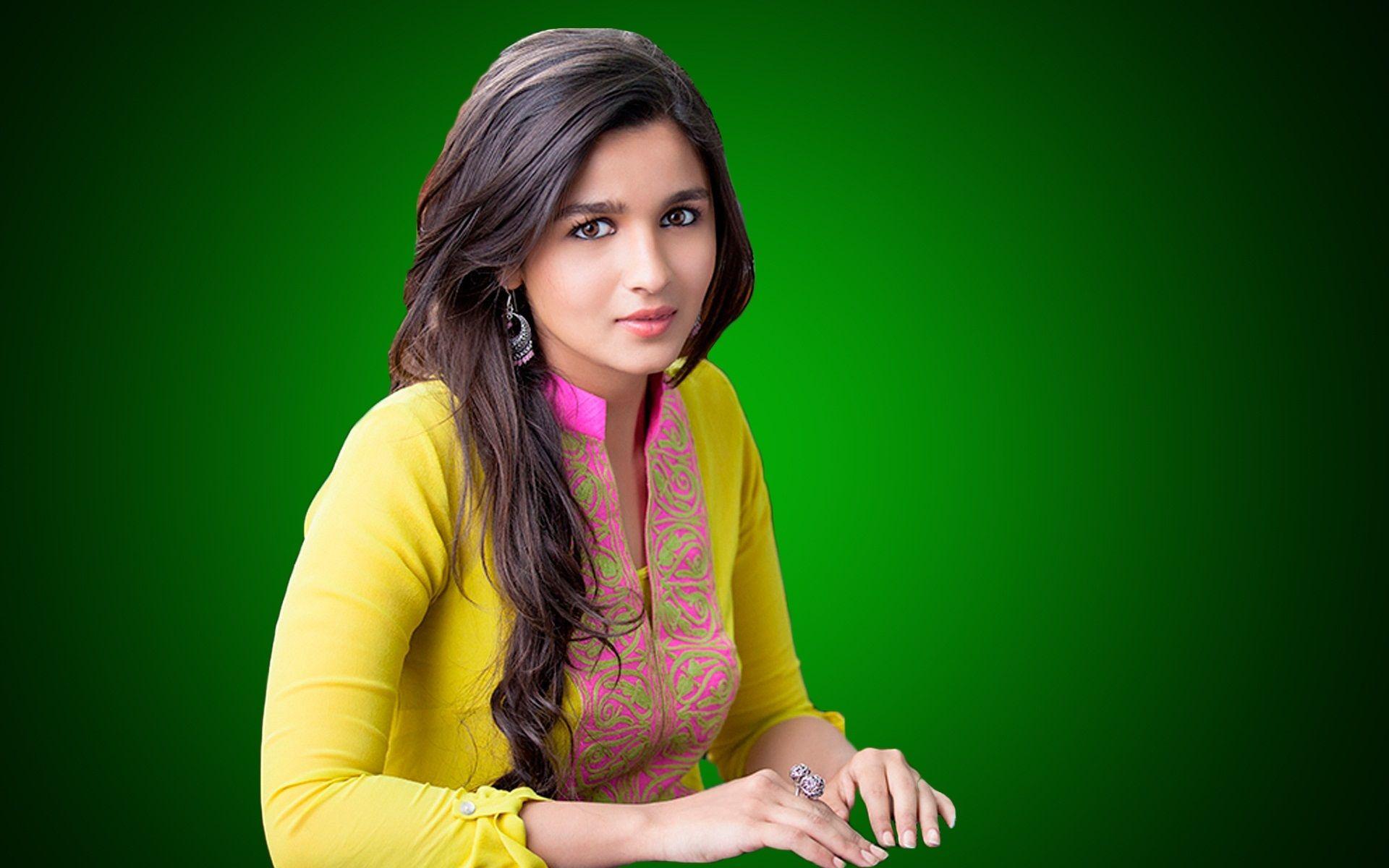 Alia Bhatt in yellow dress gorgeous. Beautiful HD wallpaper