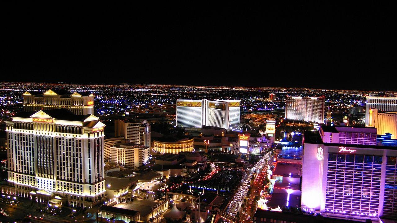 Download wallpaper 1280x720 las vegas, night, hotels, roads, cars HD