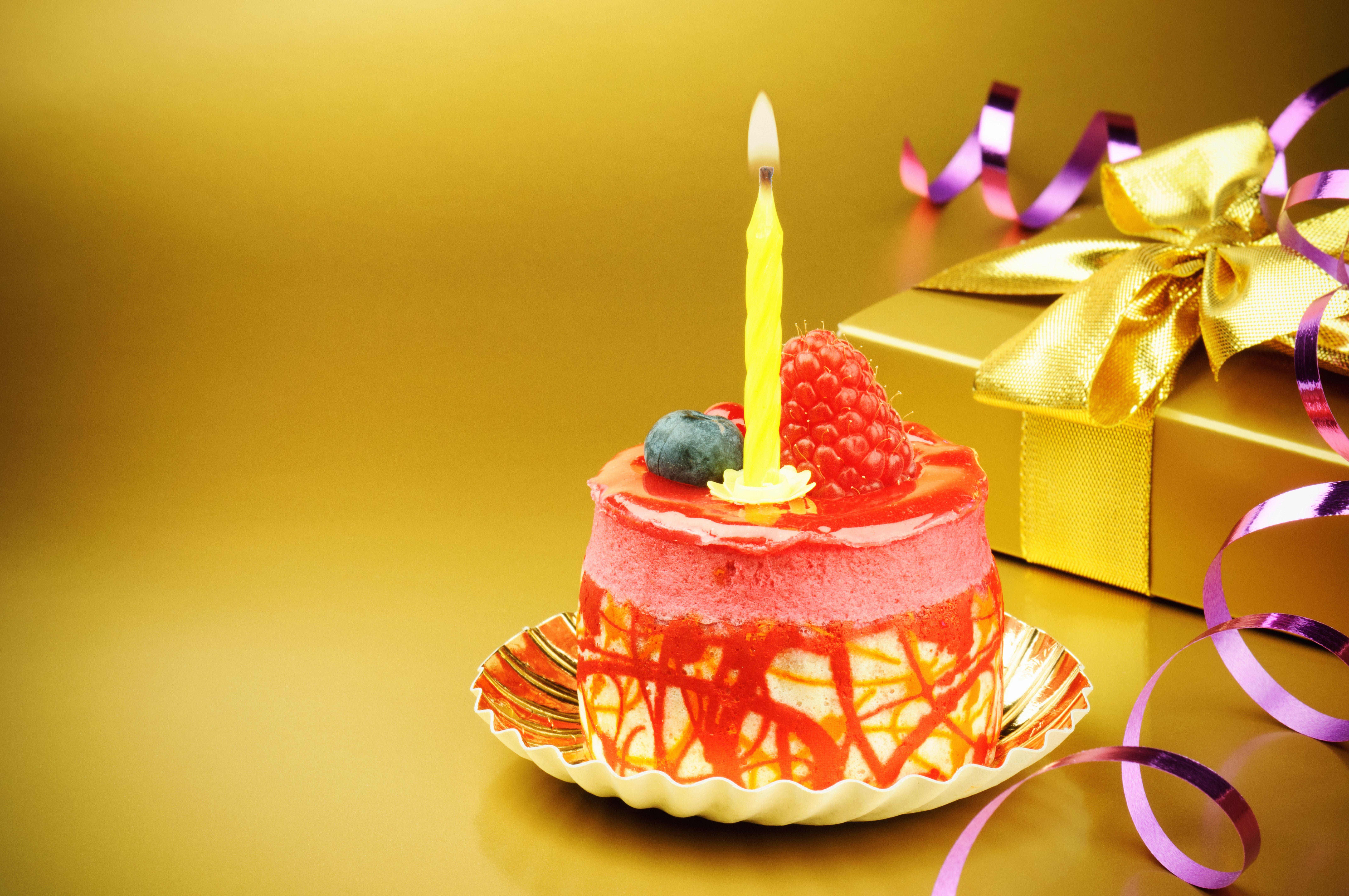 Ден рождения. С днем рождения. Торт с днем рождения!. Праздничные открытки с днем рождения. Открытка с днём рождения тортик.