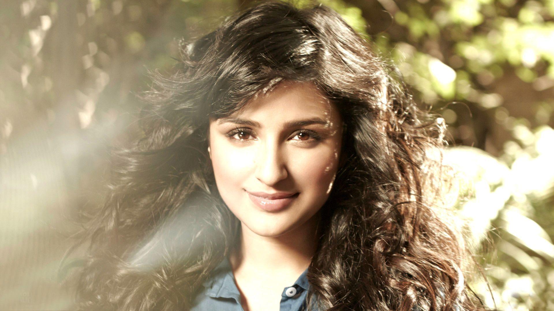 Cute Smiling Parineeti Chopra HD. HD Bollywood Actresses Wallpaper