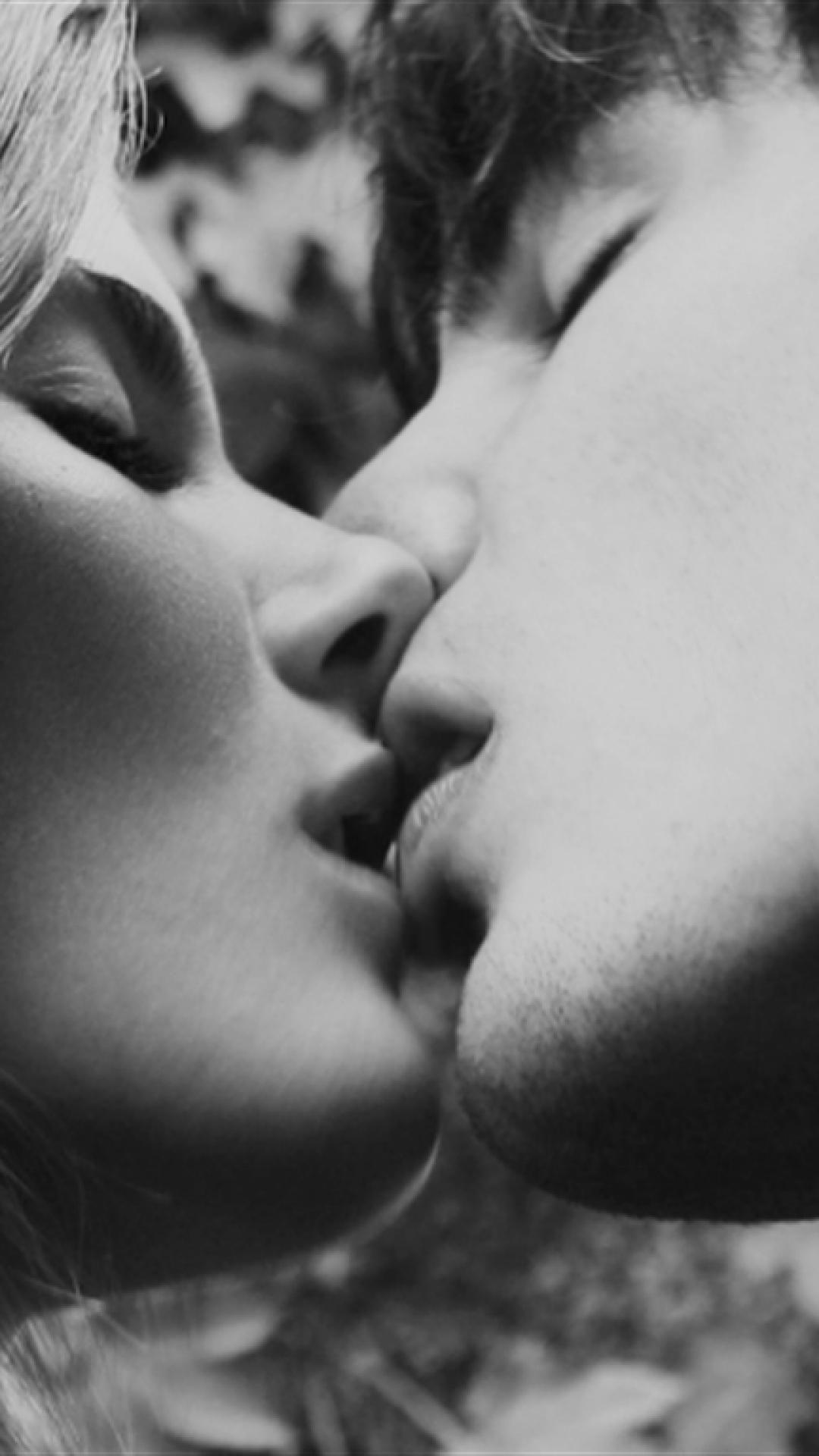 ScreenHeaven: This kiss couple black and white love desktop