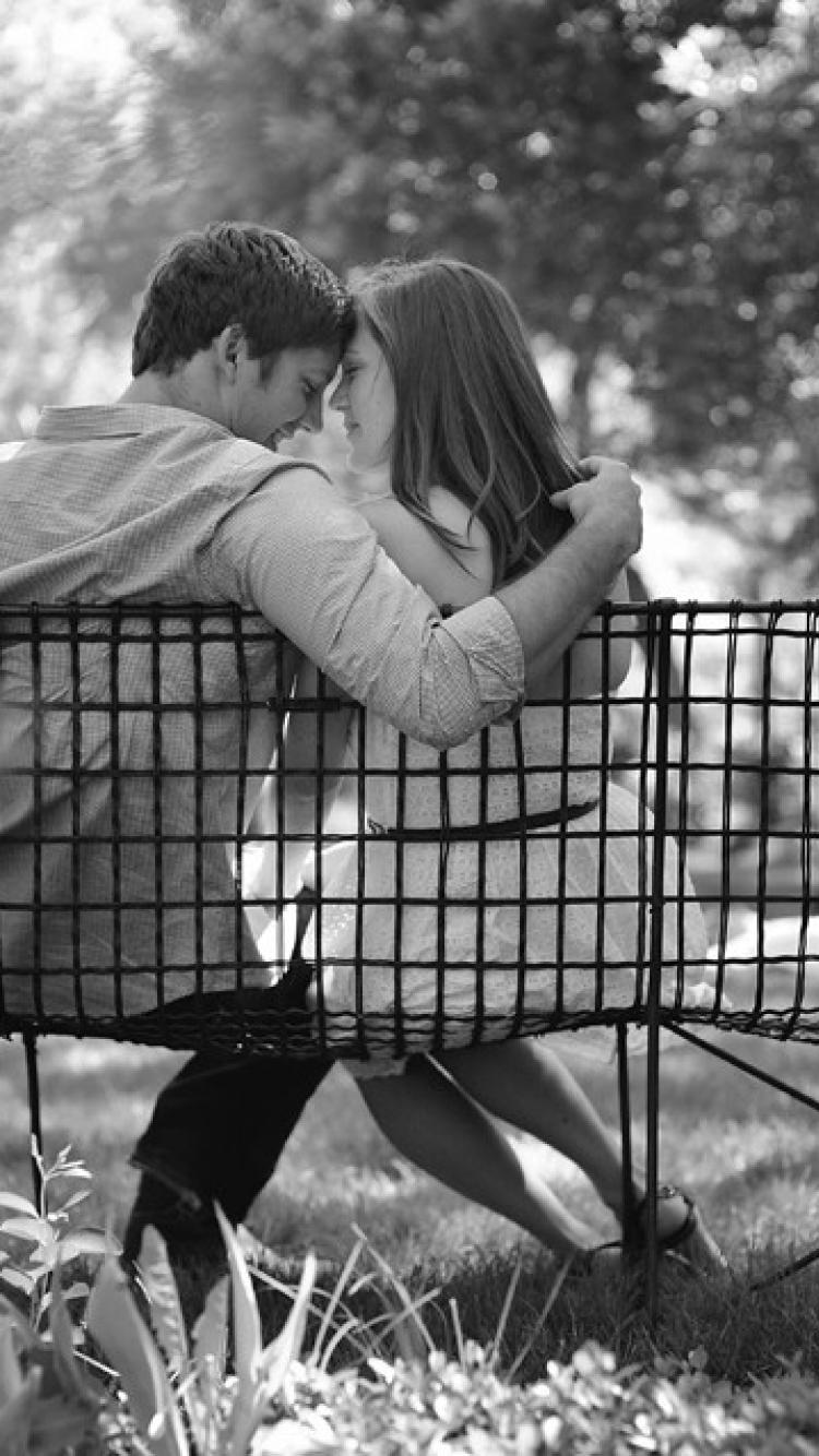 Black and white kissing bench lovers parks wallpaper