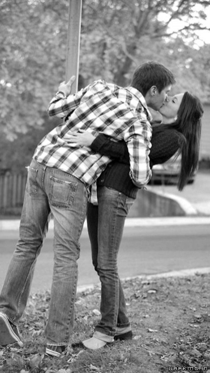 Love Kiss HD Wallpaper Free