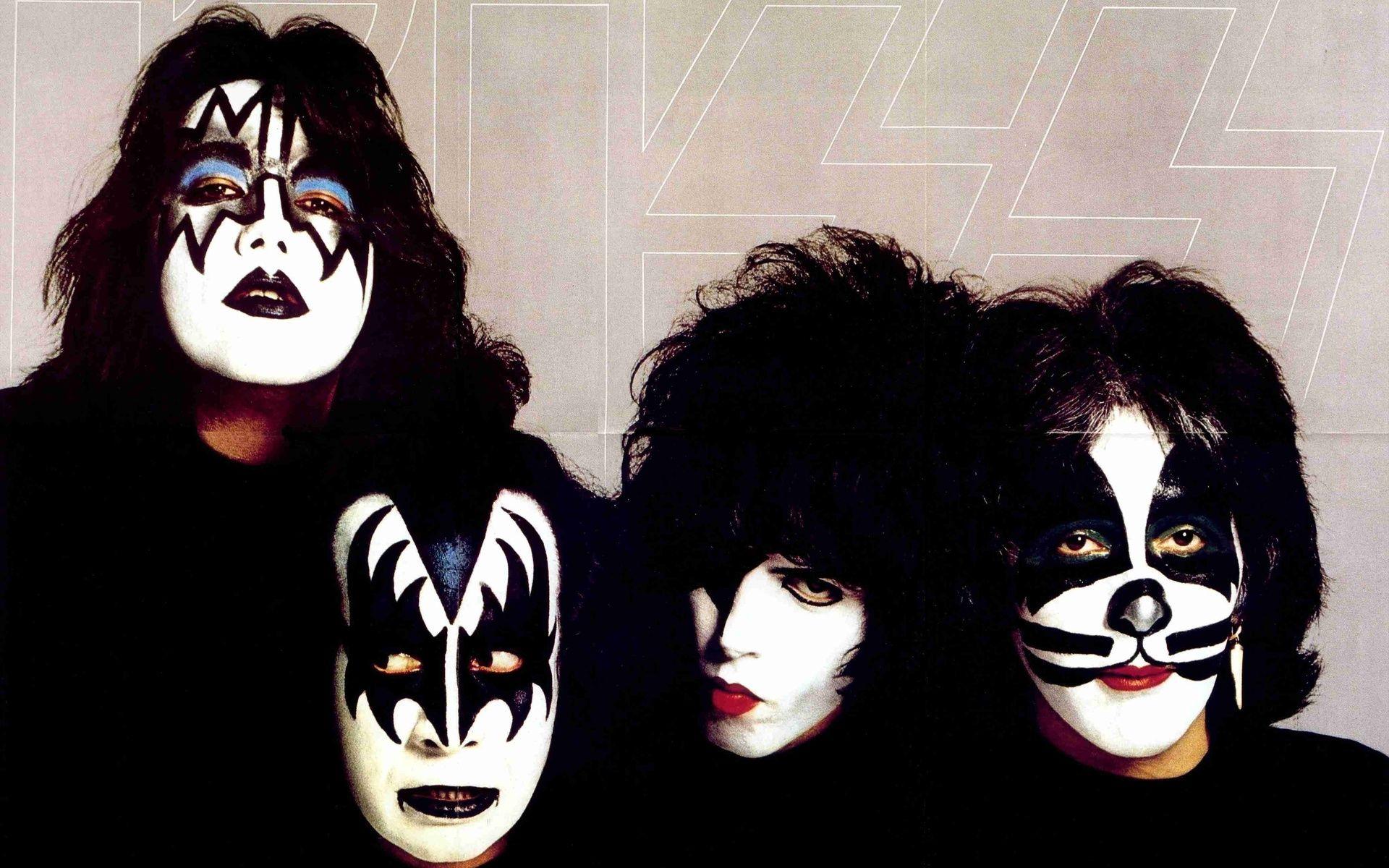 Kiss Wallpaper