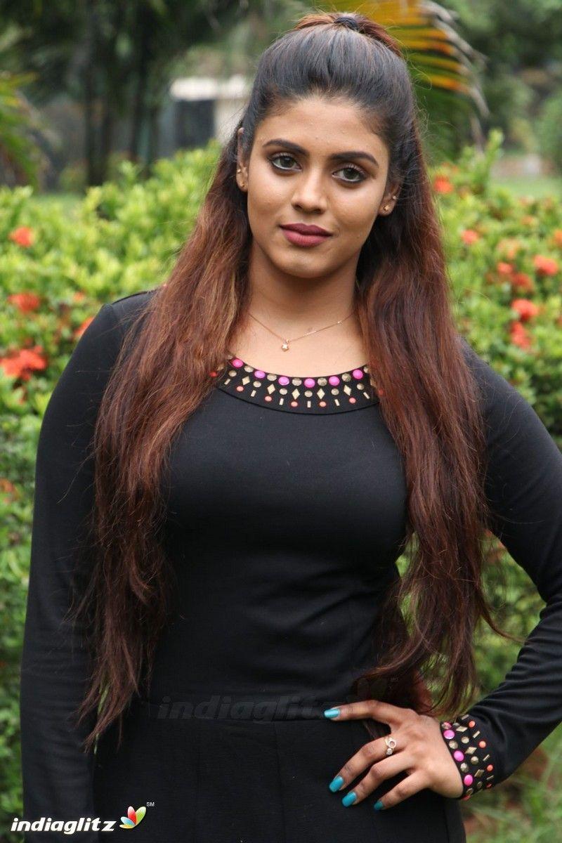 Iniya Photo Actress photo, image, gallery, stills