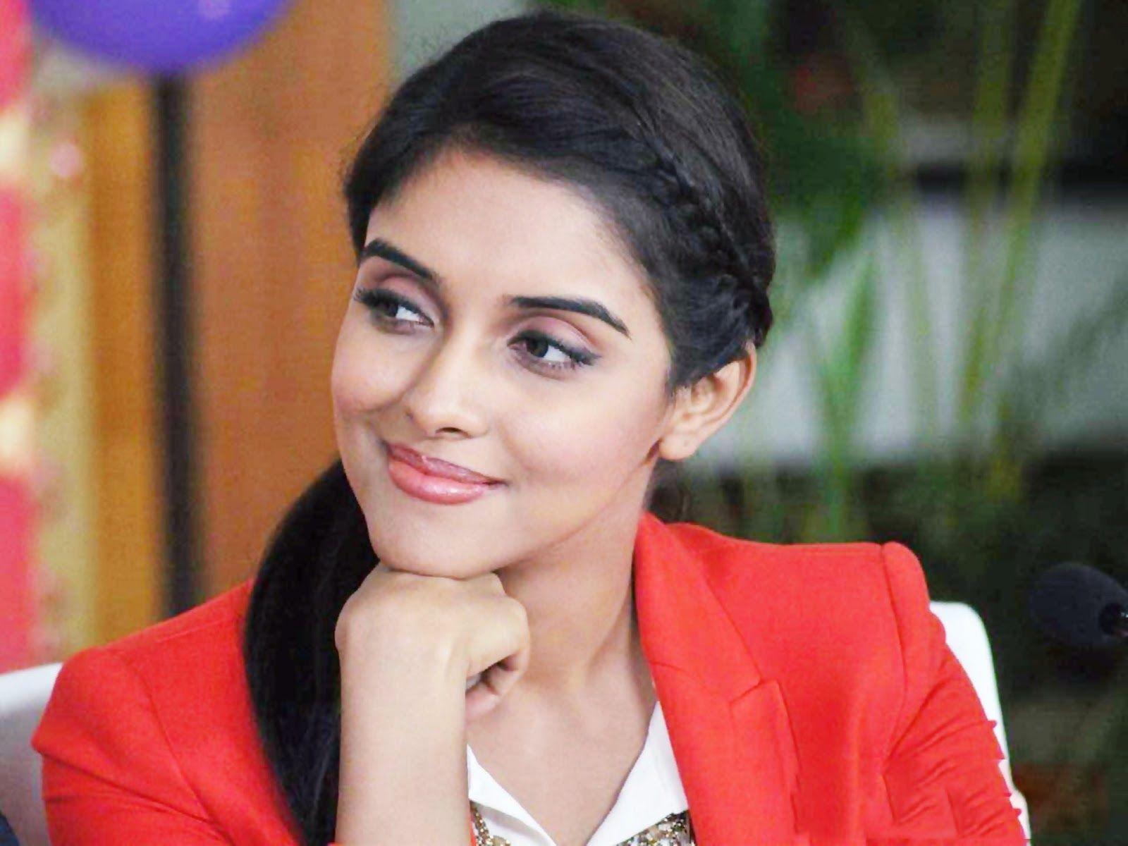 Beautiful Actress Asin Thottumkal Wallpaper Desktop HD