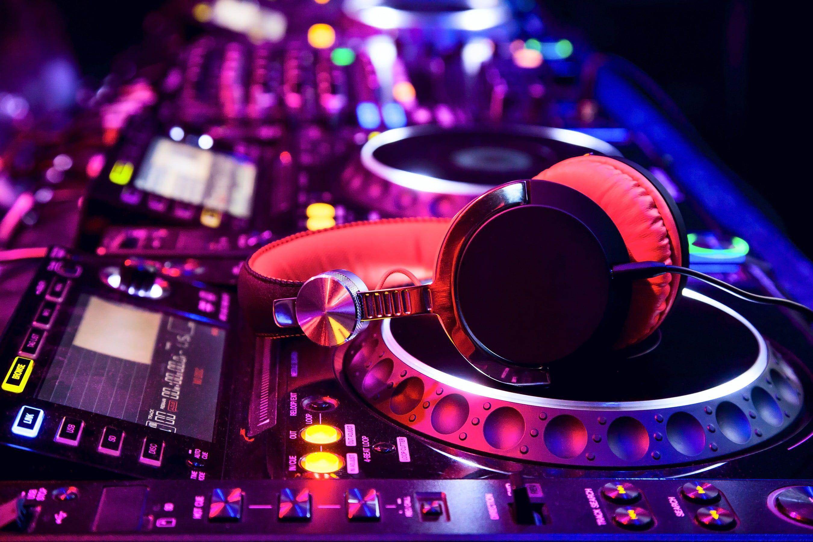 Headphones on the DJ controller HD wallpaper