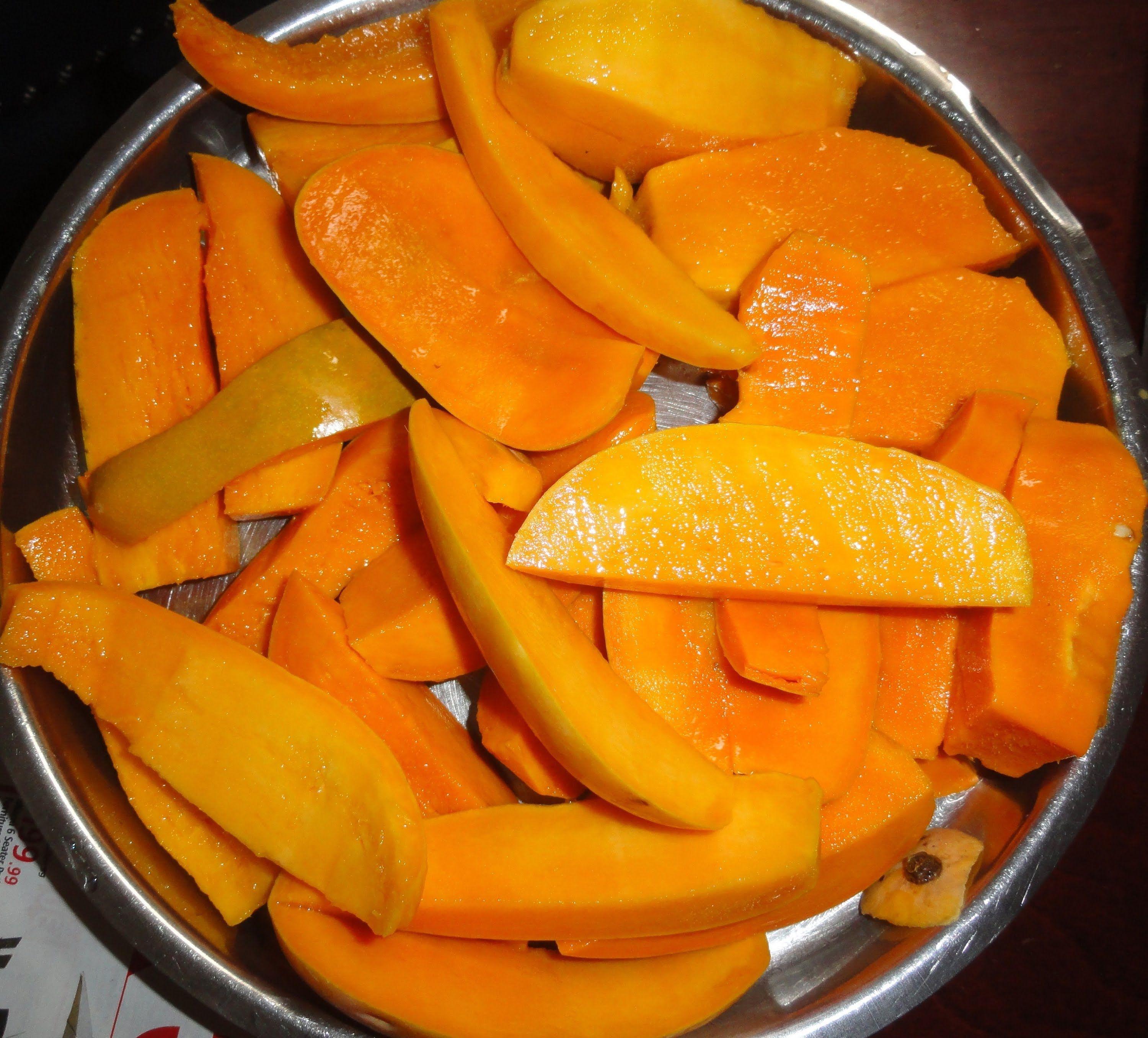 How to cut (& eat) a Indian Alphonso Mango & how to tell when it is