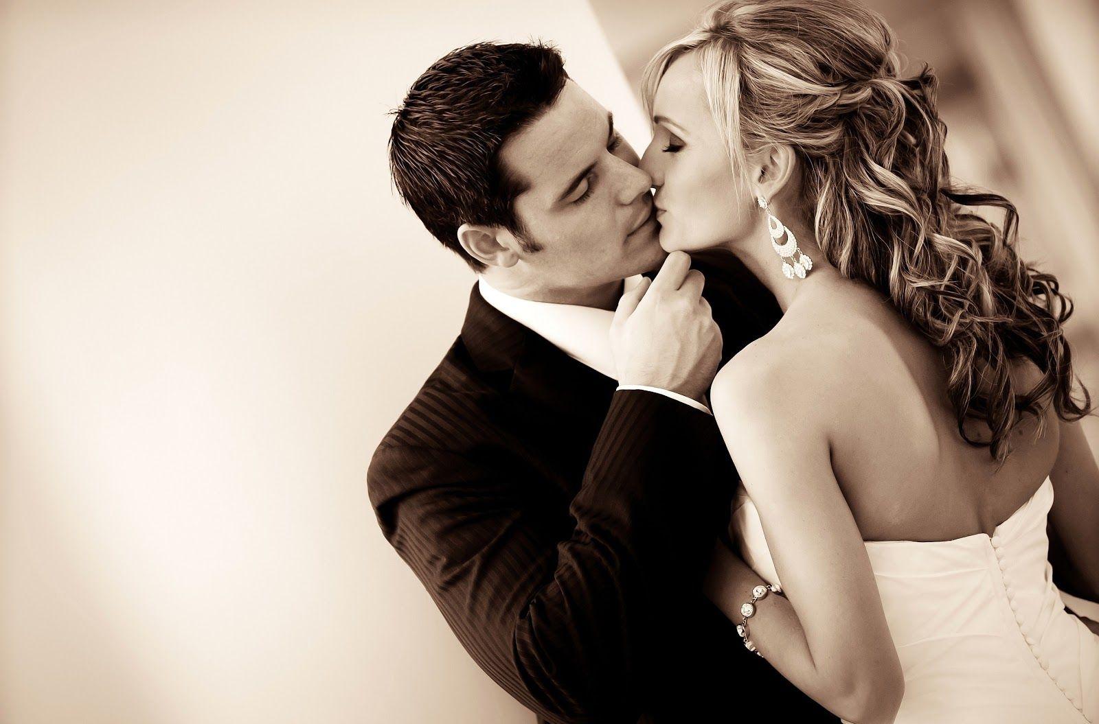 Lovely Wallpaper: Romantic Kissing Wallpaper