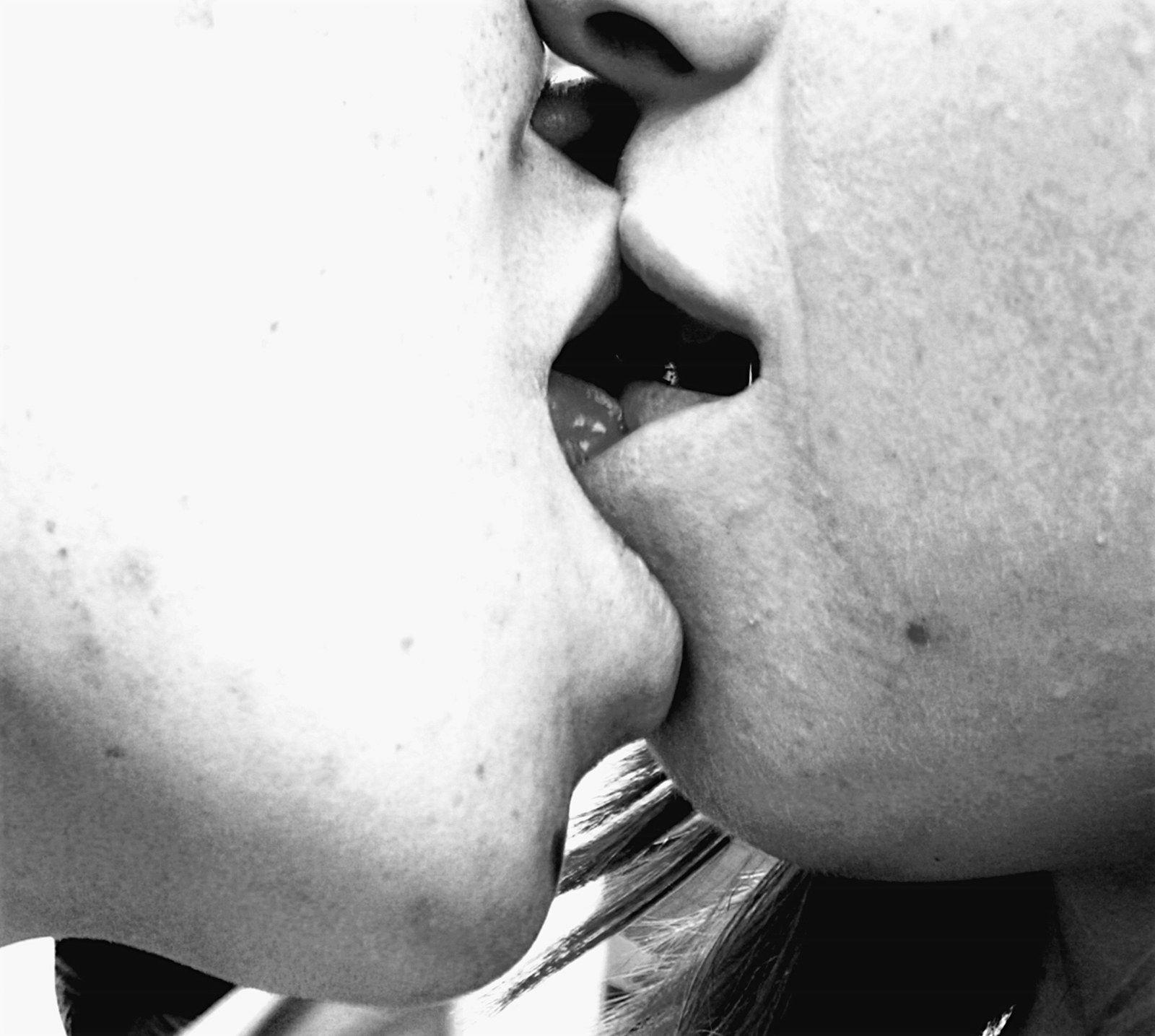 709 Romantic Kiss Wallpaper Romantic Kiss Wallpaper Wallpaper
