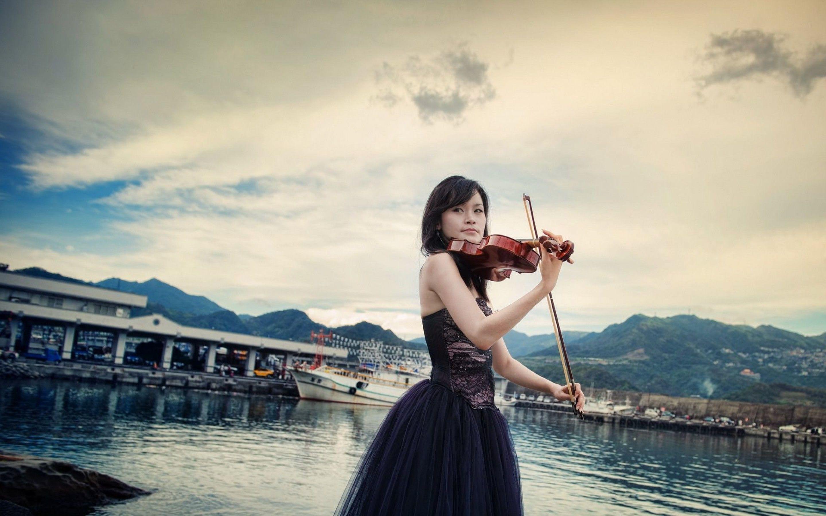 Woman with a violin wallpaper