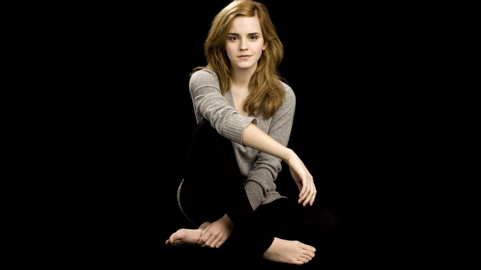 ScreenHeaven: Emma Watson Harry Potter Hermione Granger barefoot.