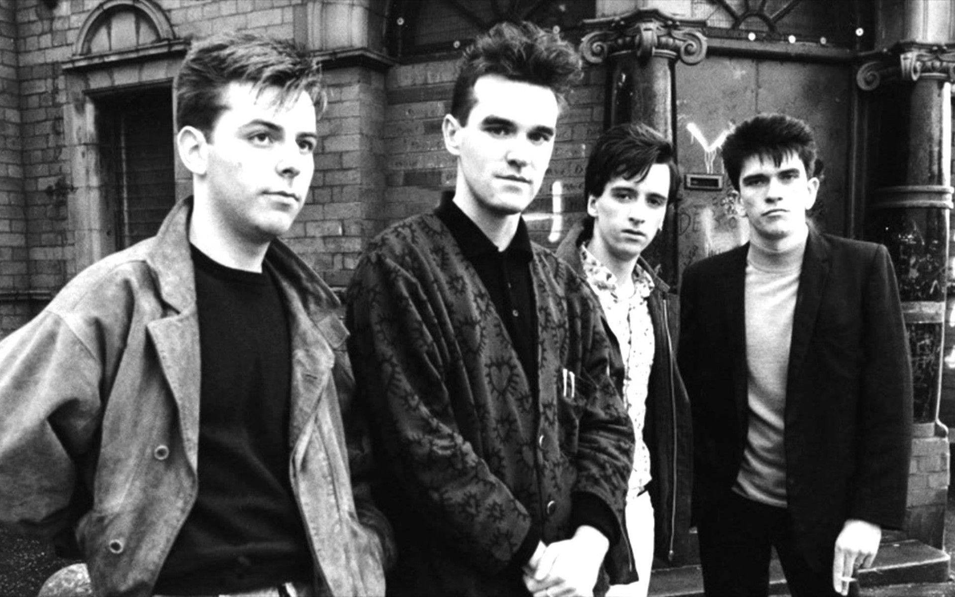 The smiths best. The smiths постер. Джонни марр и моррисси. The smiths 1984. Группа the smiths.