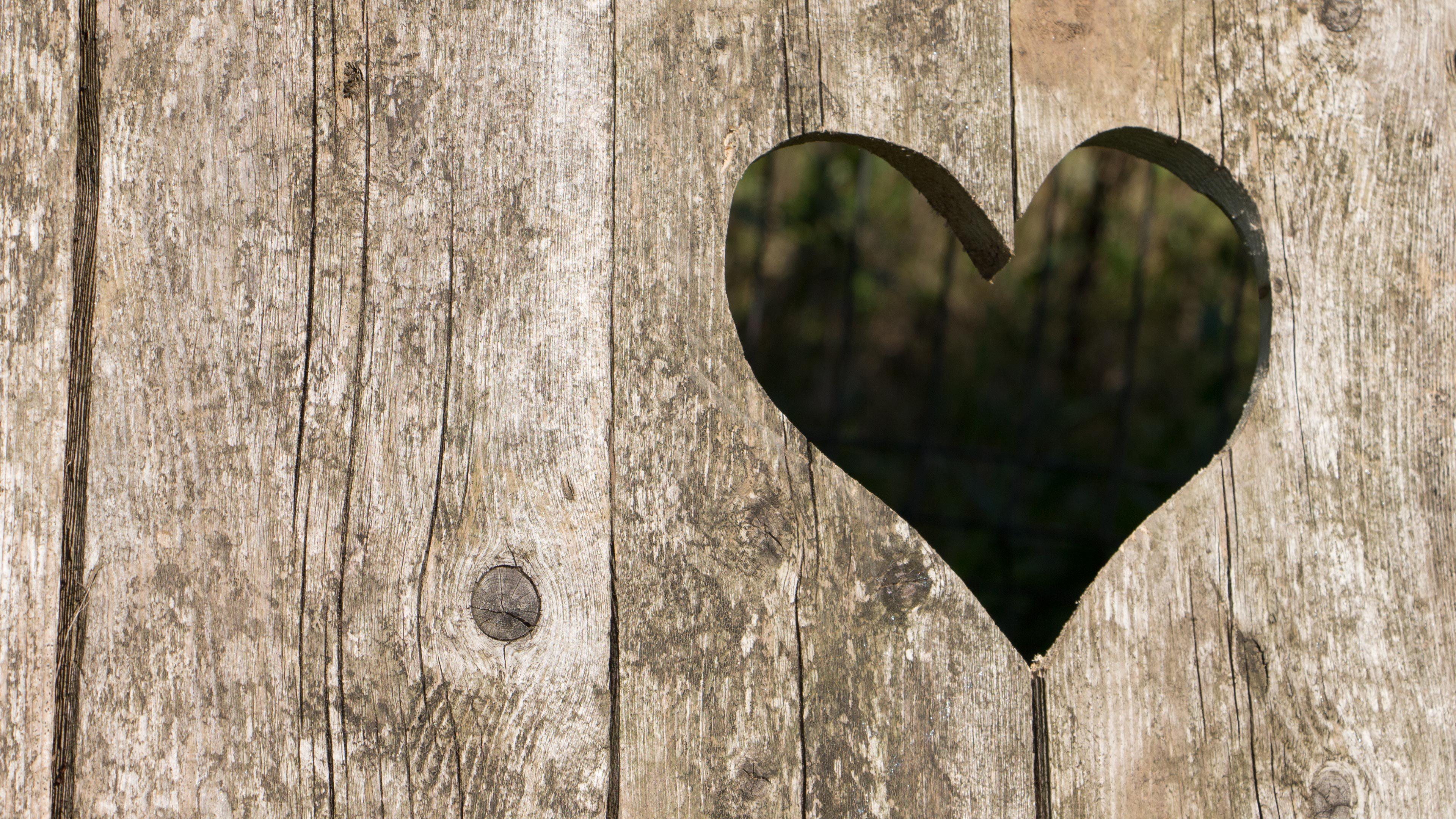 HD Old wood with a missing heart Wallpaper