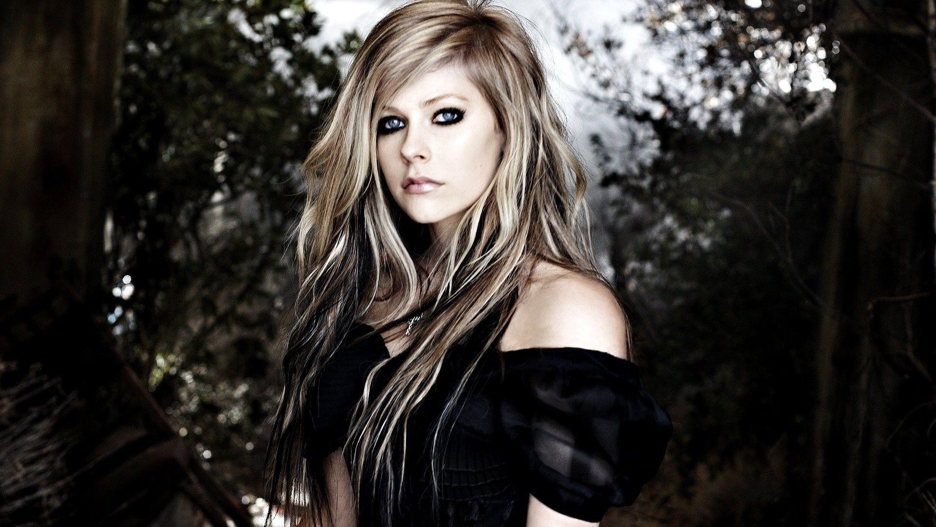 Celebrities Avril Lavigne in Balck wallpaper Desktop, Phone