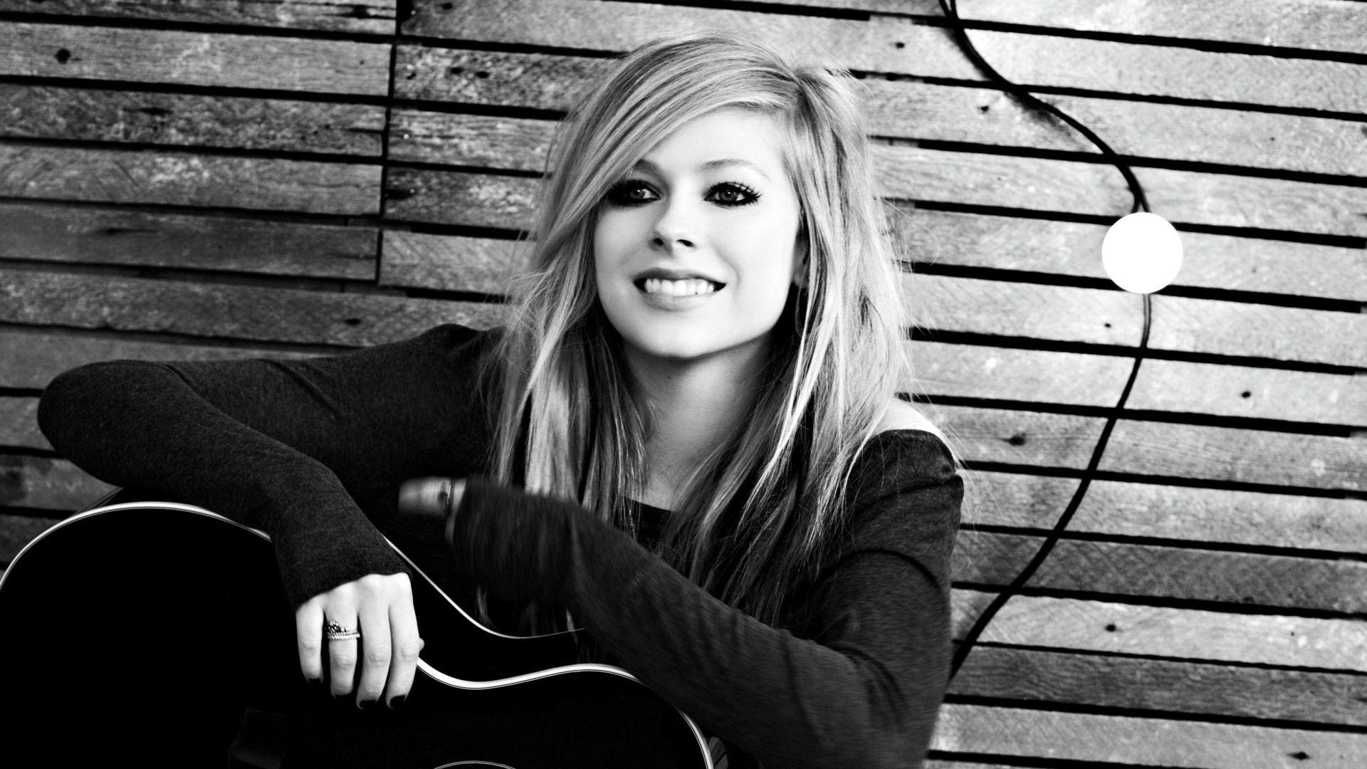 Download Wallpaper 1920x1080 avril lavigne, guitar, smile, manicure