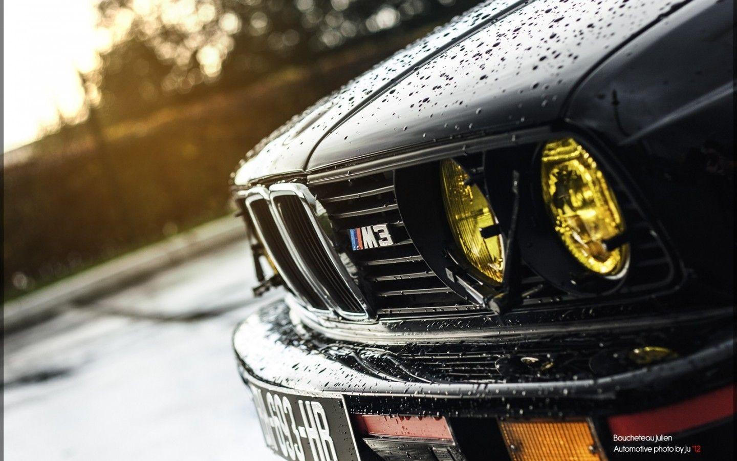 Perfektní záběr přední masky BMW M3 (E30), který poslouží třeba jako
