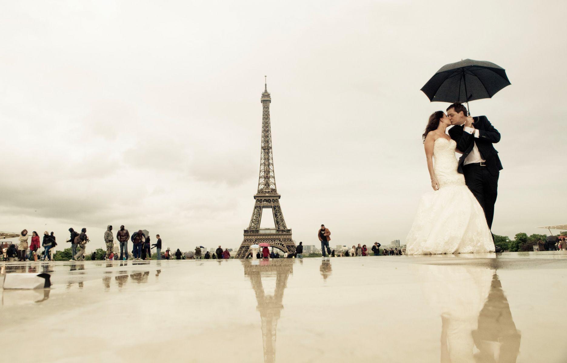 Sweet Couple With Umbrella Wallpaper. HD Love Wallpaper for Mobile