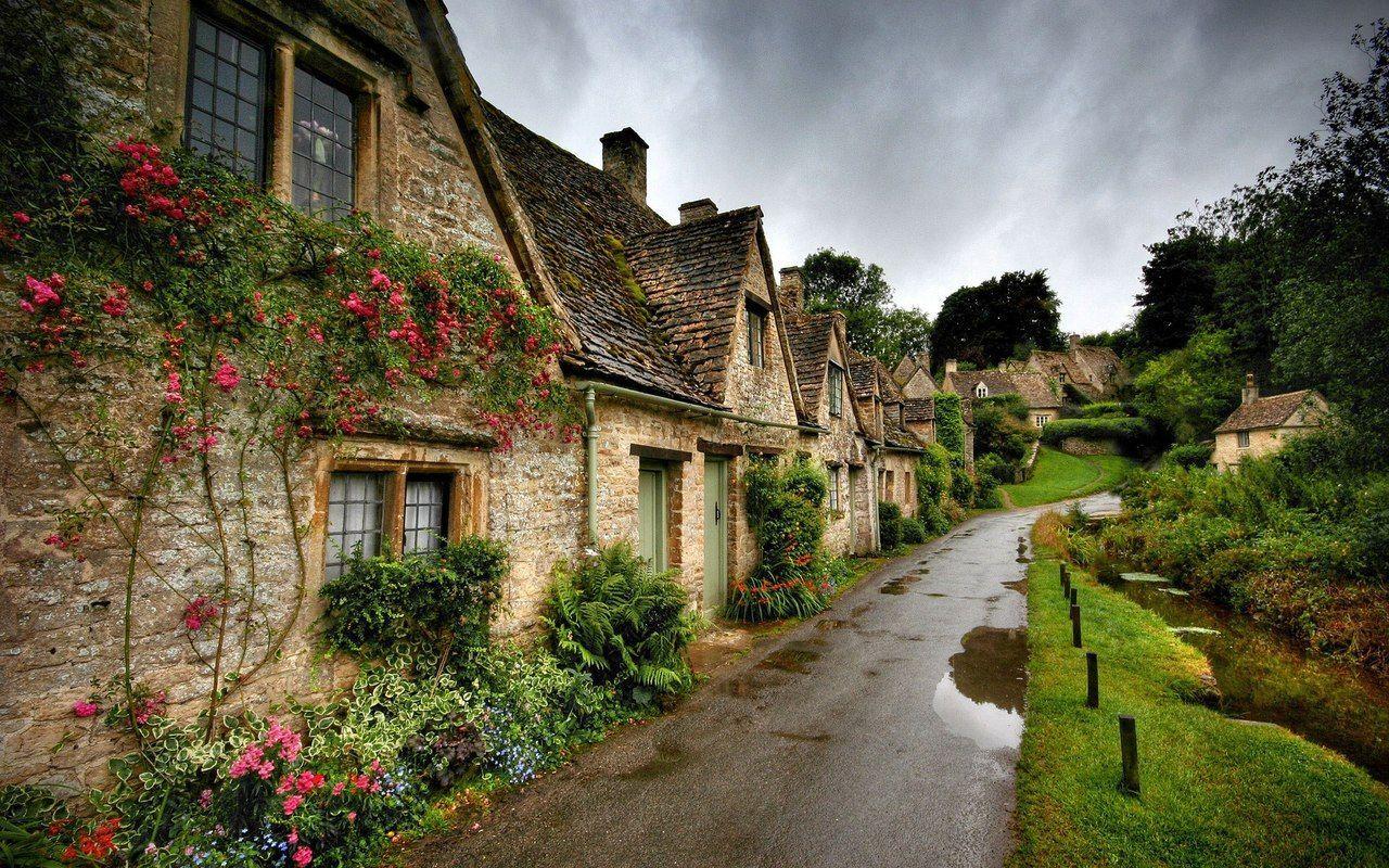English Country Wallpaper