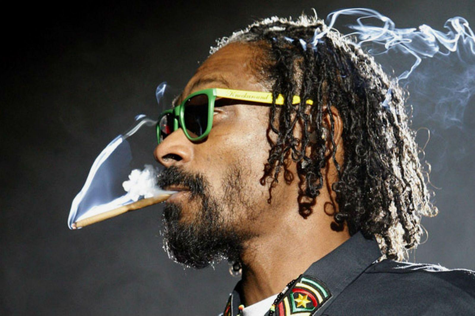 Snoop Dogg Smoking Weed Wallpaper