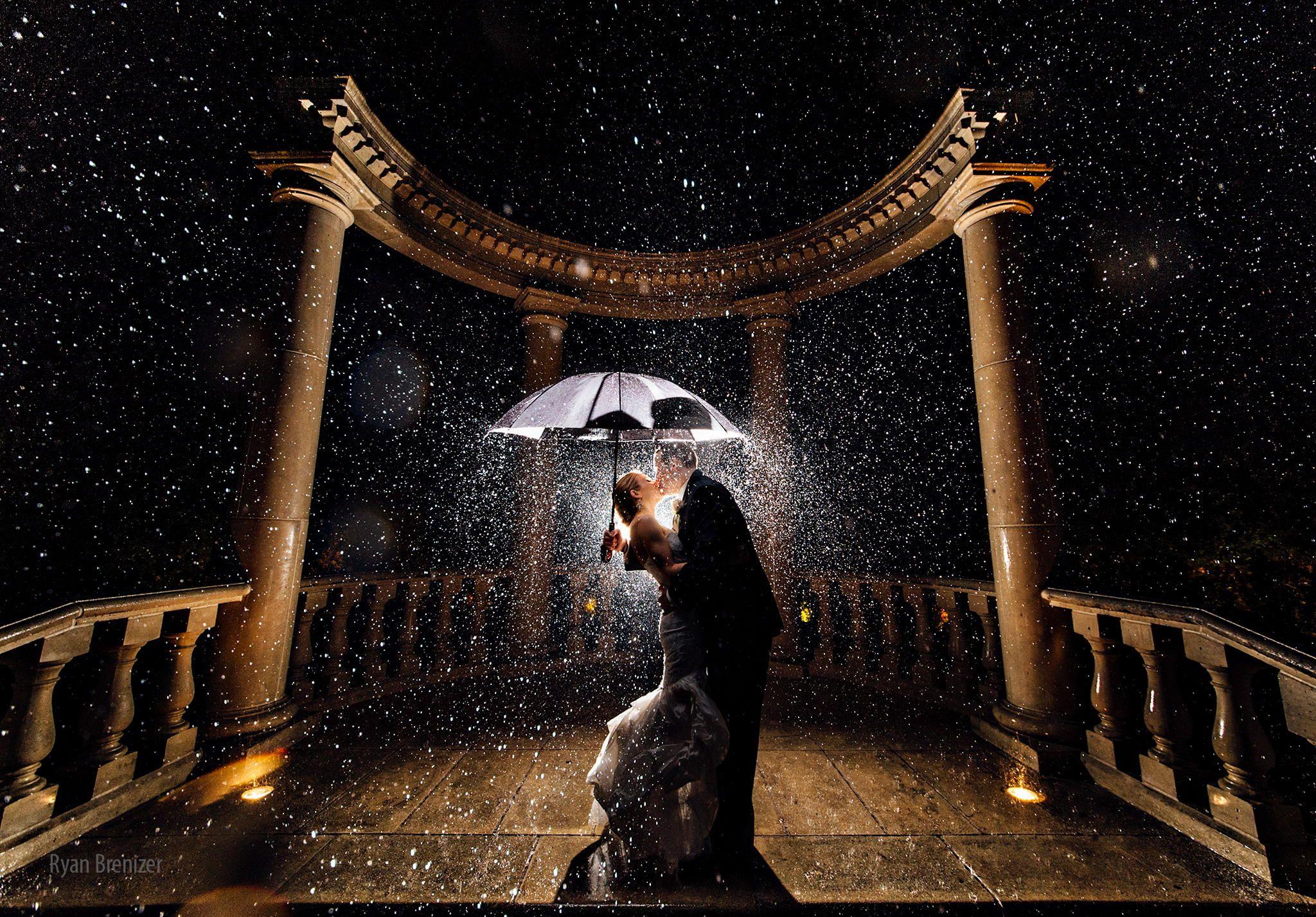 30 Romantic Rainy Wedding Day Photos