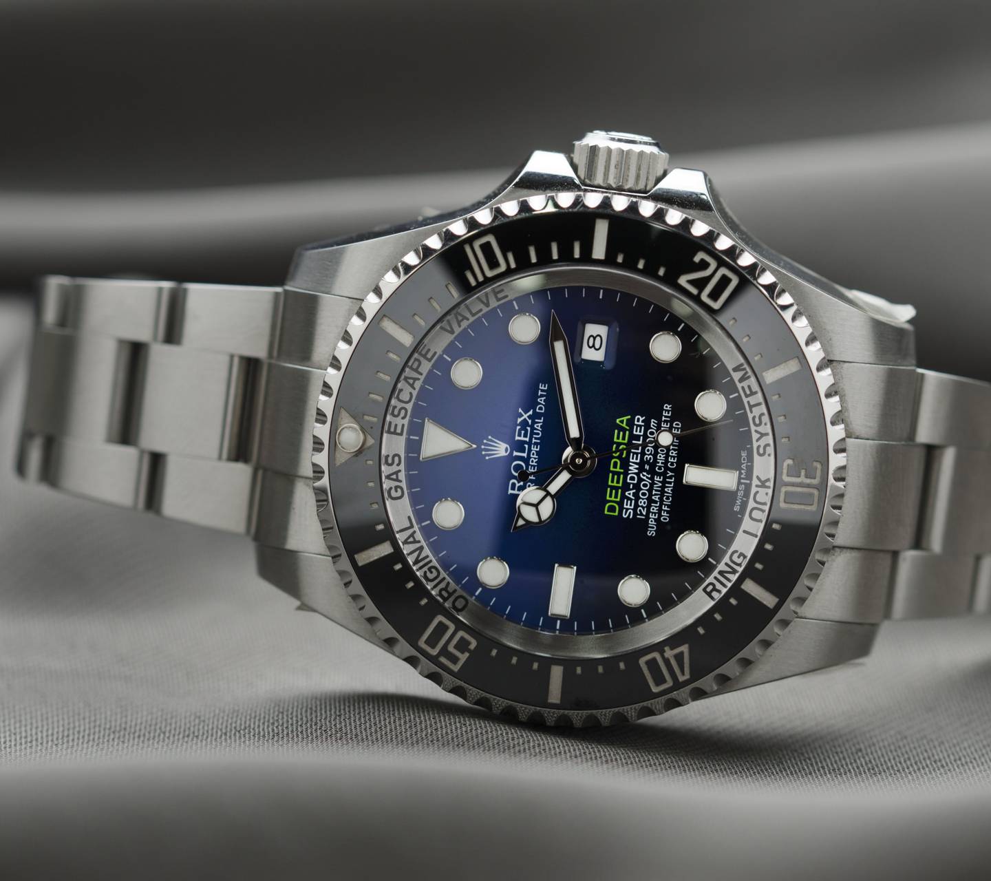 Download free rolex wallpaper for your mobile phone