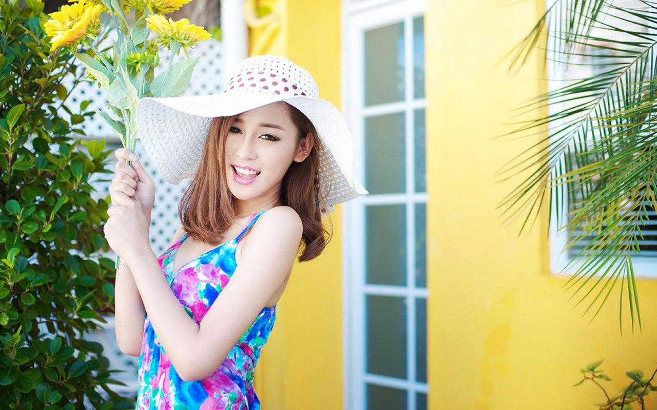 Flirty Summer Vacation Photography Wallpaper 8 － Chinese Girls