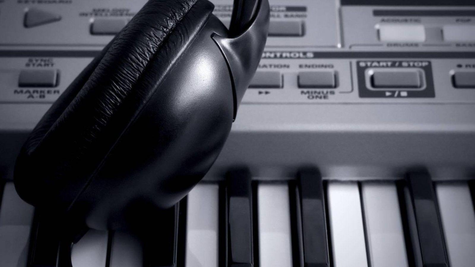 DJ headphone and piano wide HD 4k wallpaper