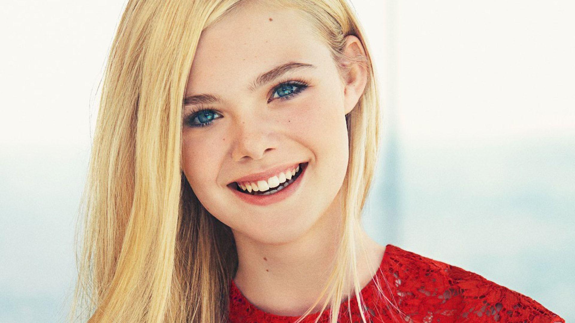 Gorgeous Elle Fanning Red Dress Blue Eyes