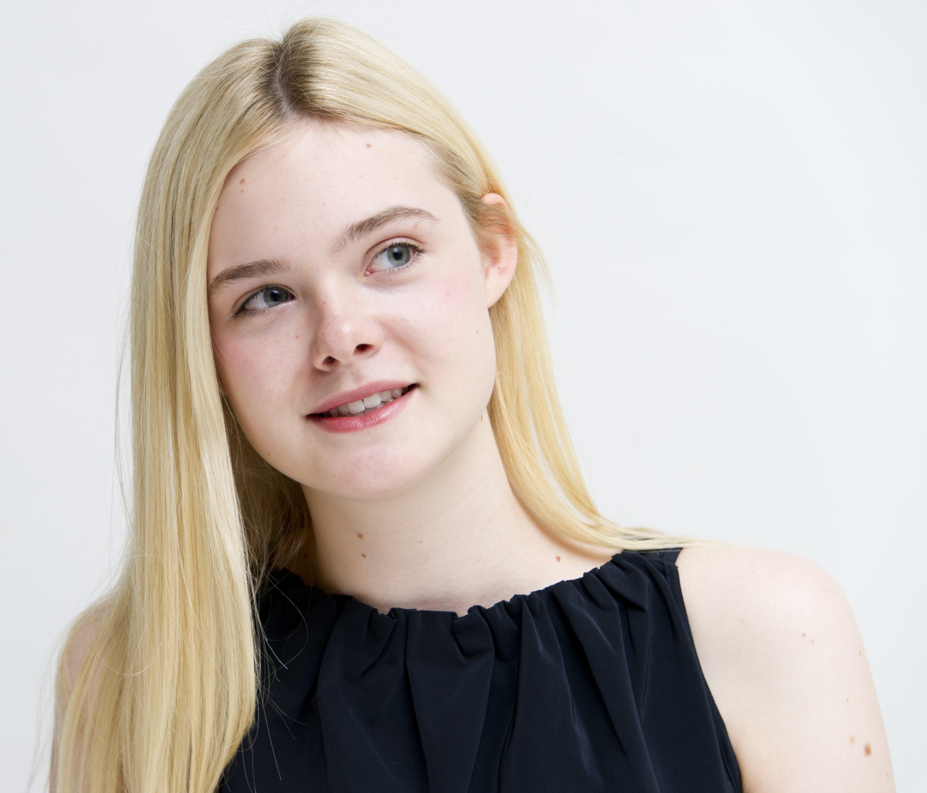 Actress Elle Fanning Wallpaper HD Actress Elle Fanning