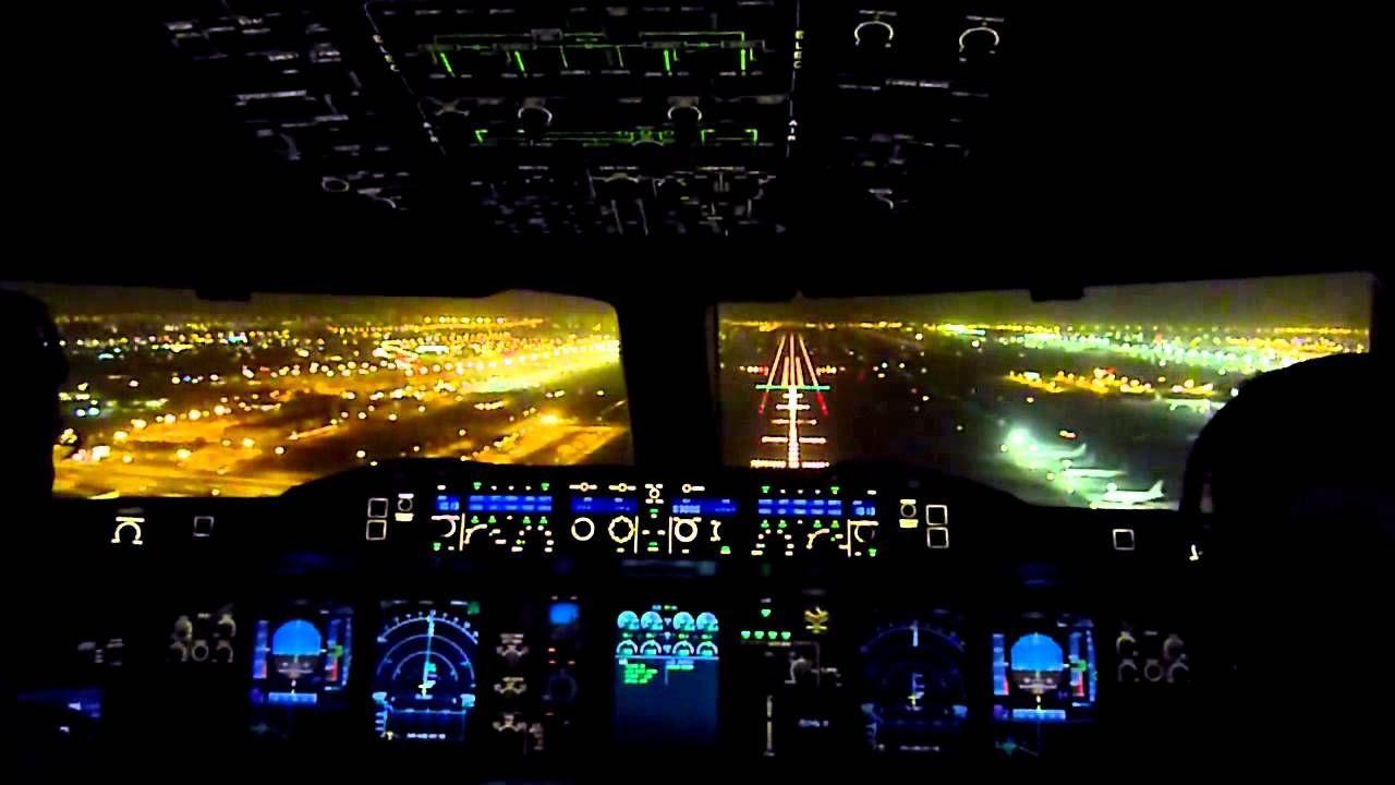 Atterraggio notturno al Dubai Airport con Emirates Airbus A380