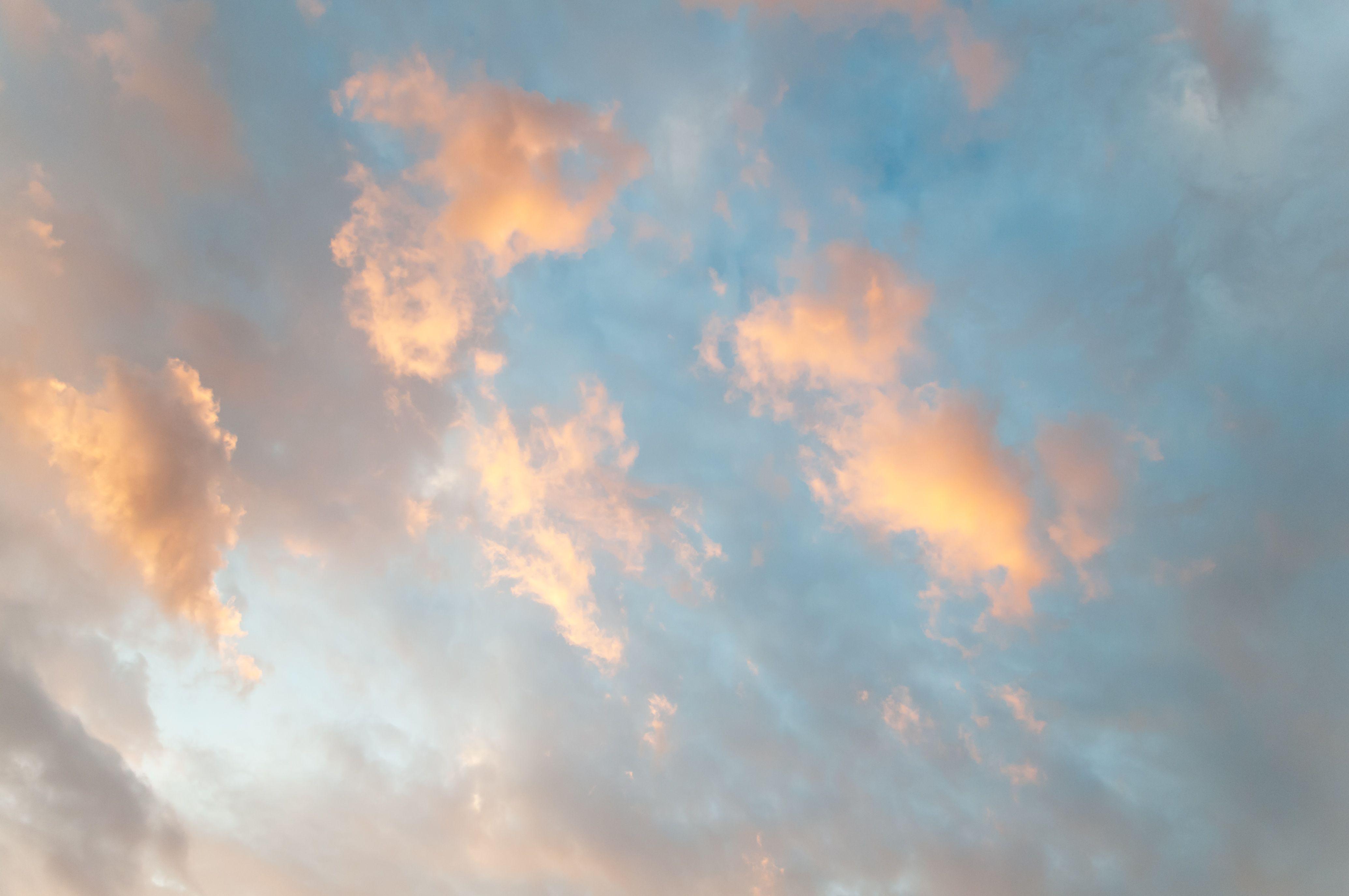 Soft sunrise sky and clouds background Picture free