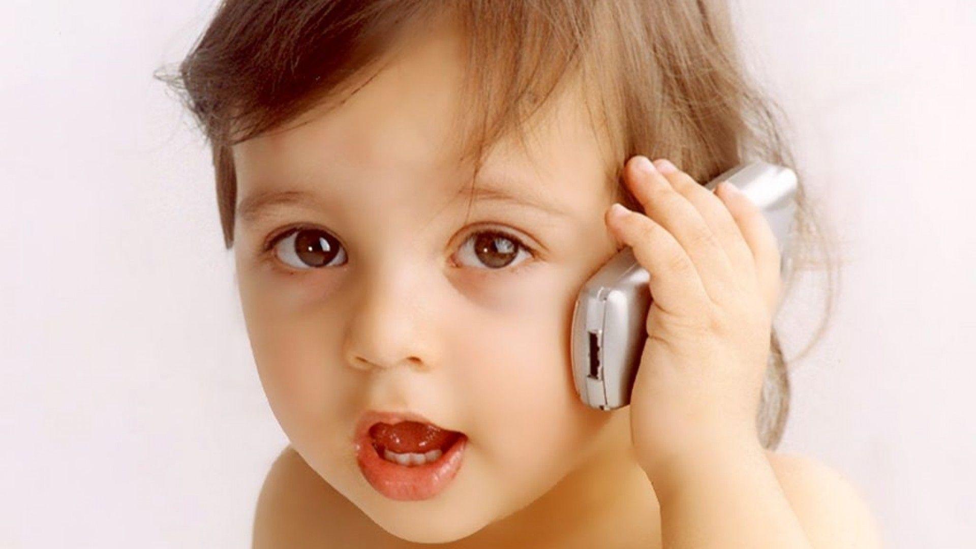 Дети с телефонами с рождения. Ребенок с телефоном. Малыш с телефоном. Ребенок с мобильным телефоном. Ребенок звонит.