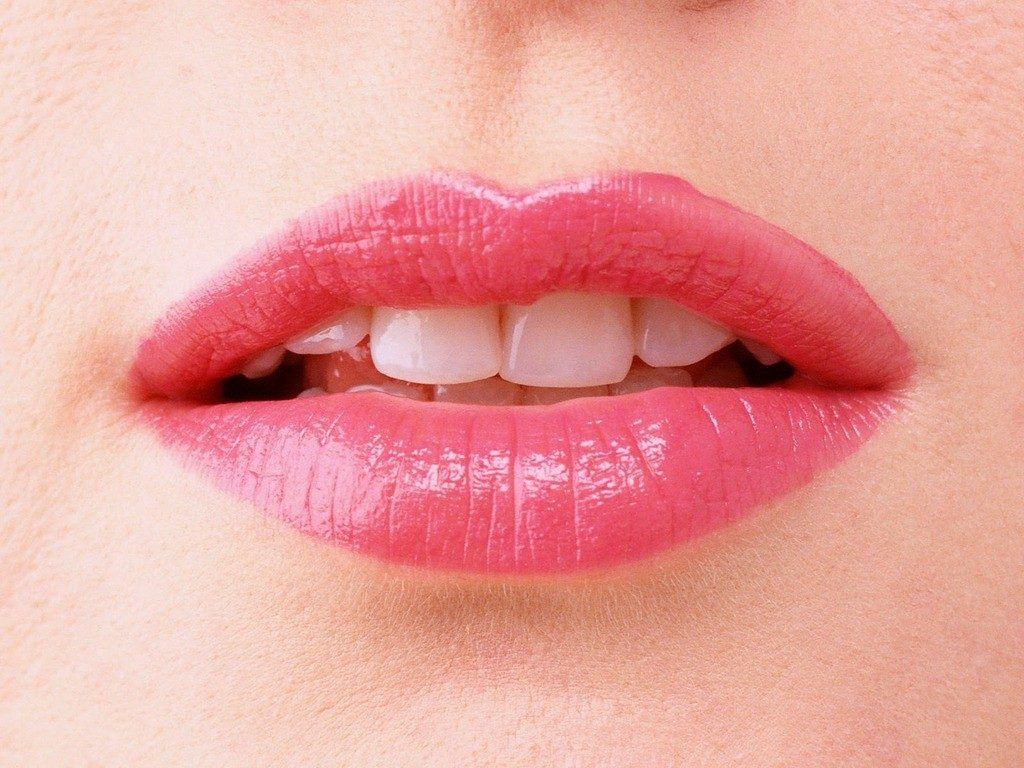 Tips Memilih Warna Lipstik Menurut Bentuk Bibir dan Cara