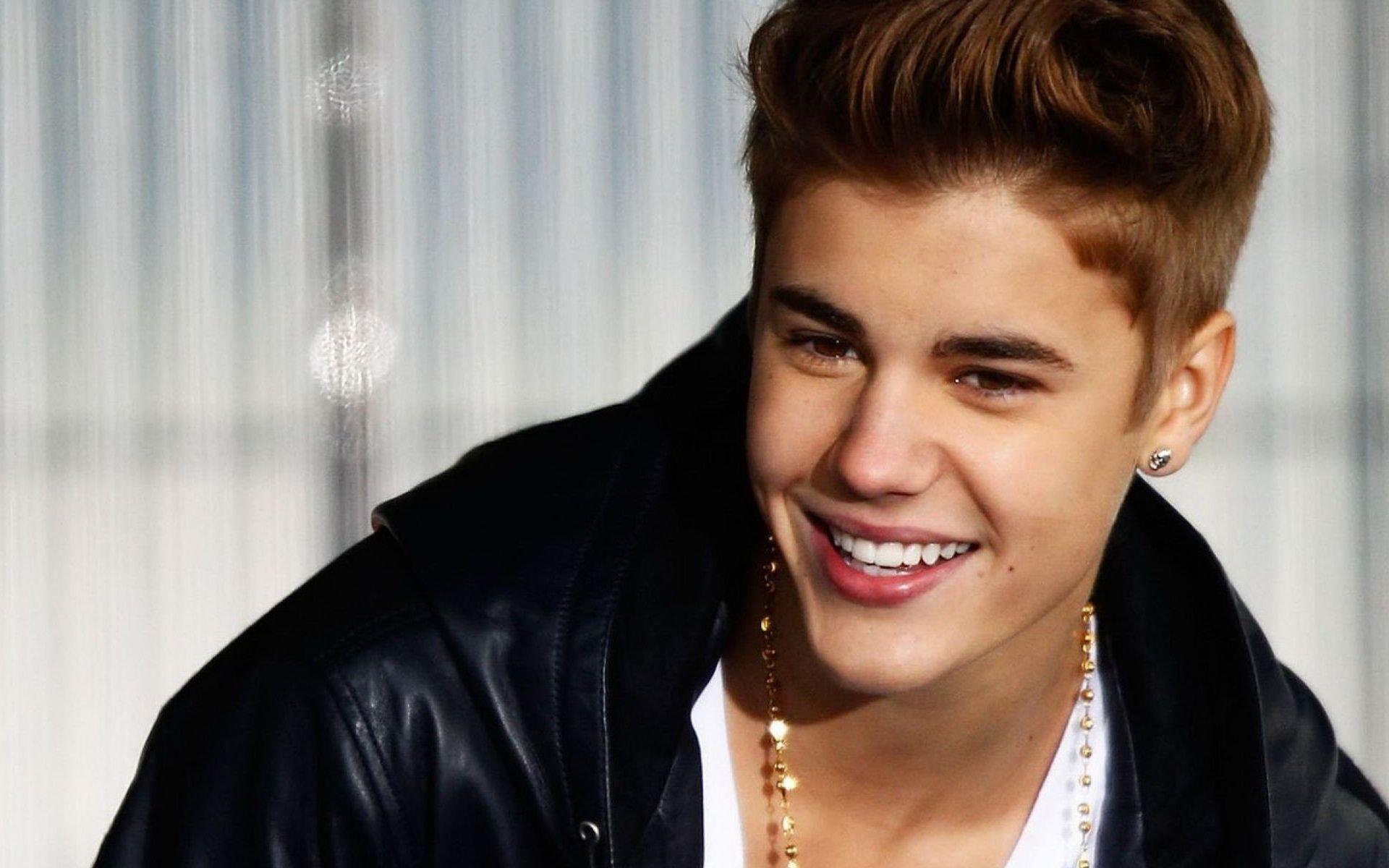 Justin Bieber Cute Smile HD Image Wallpaper